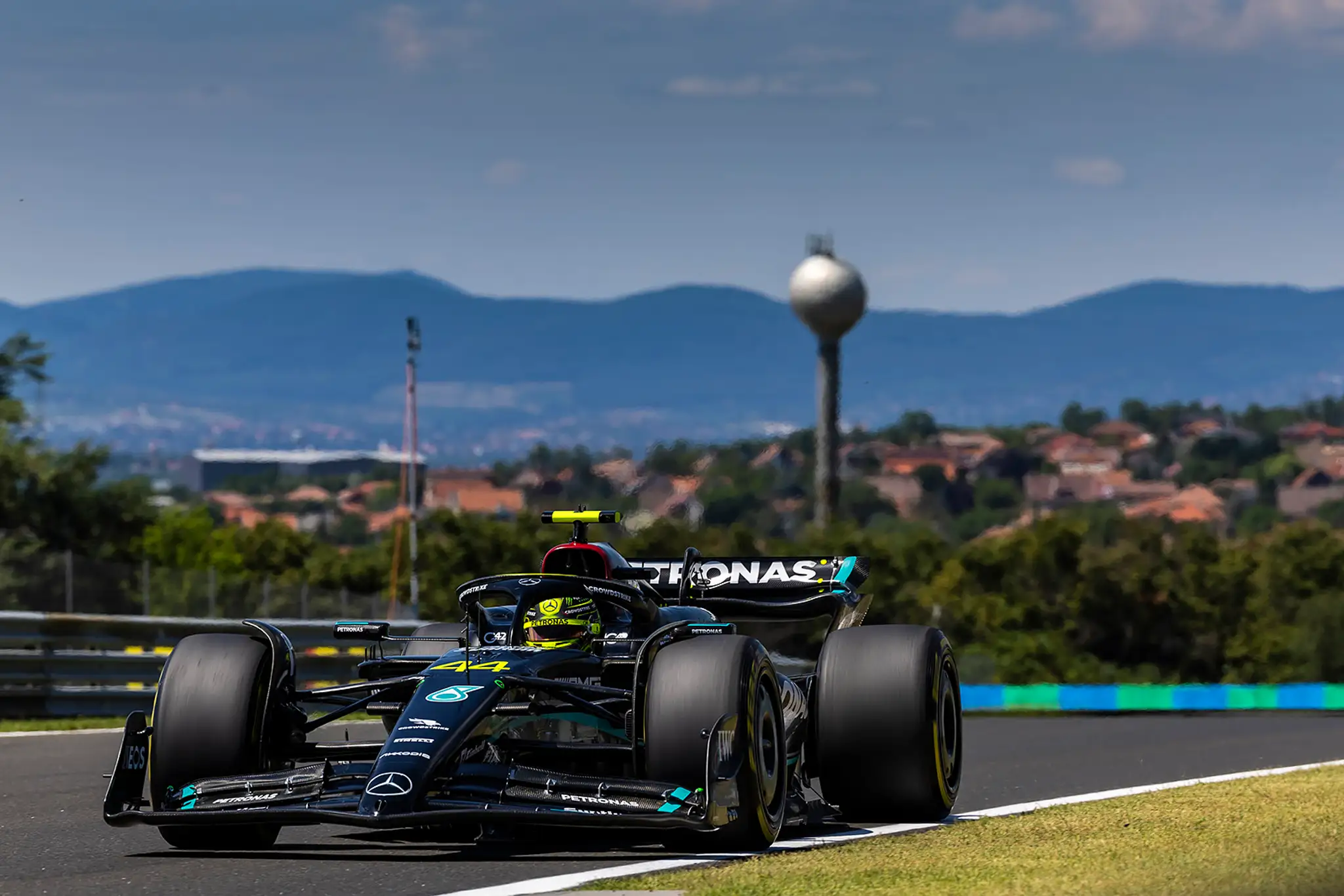 Lewis Hamiltom predviedol v kvalifikácii skvelú jazdu.