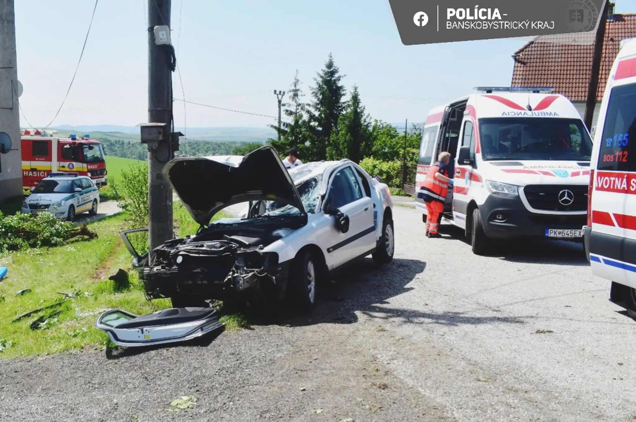 Záchranári zasahujú na mieste nehody v obci Zacharovce.