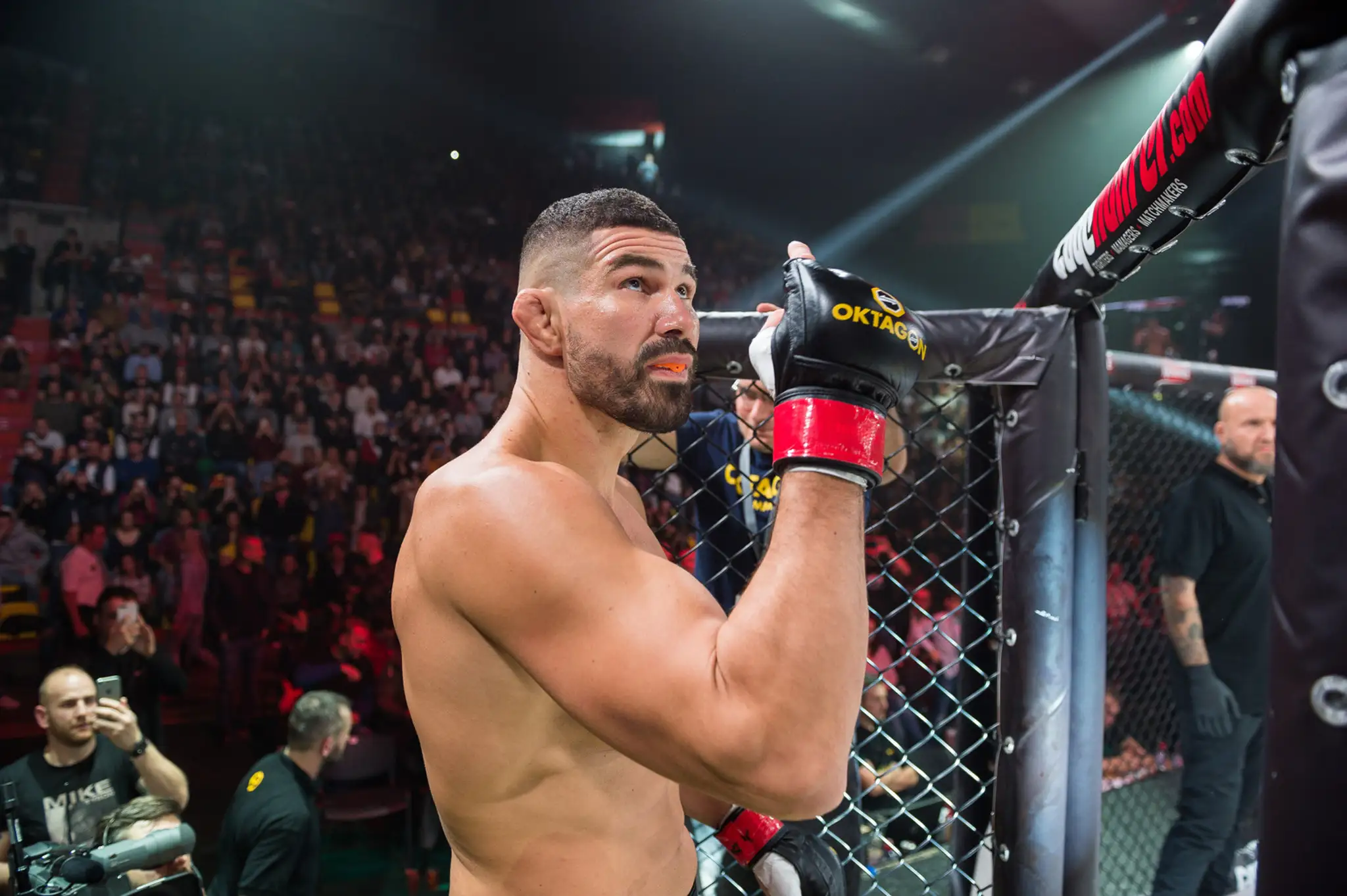 Na snímke slovenský profesionálny MMA zápasník Attila Végh pred zápasom s AmeričanomTravisom Fultonom.