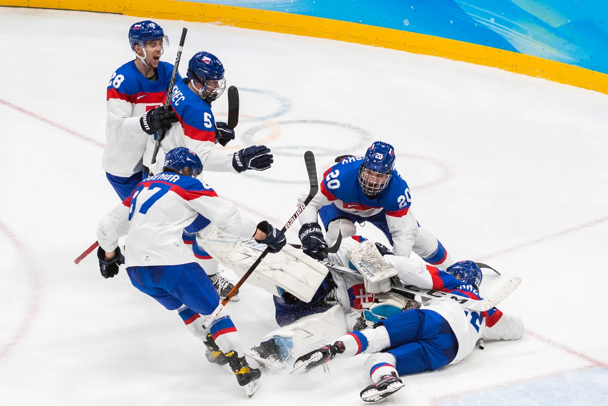 Hokejisti Slovenska sa tešia z postupu do semifinále ZOH 2022.