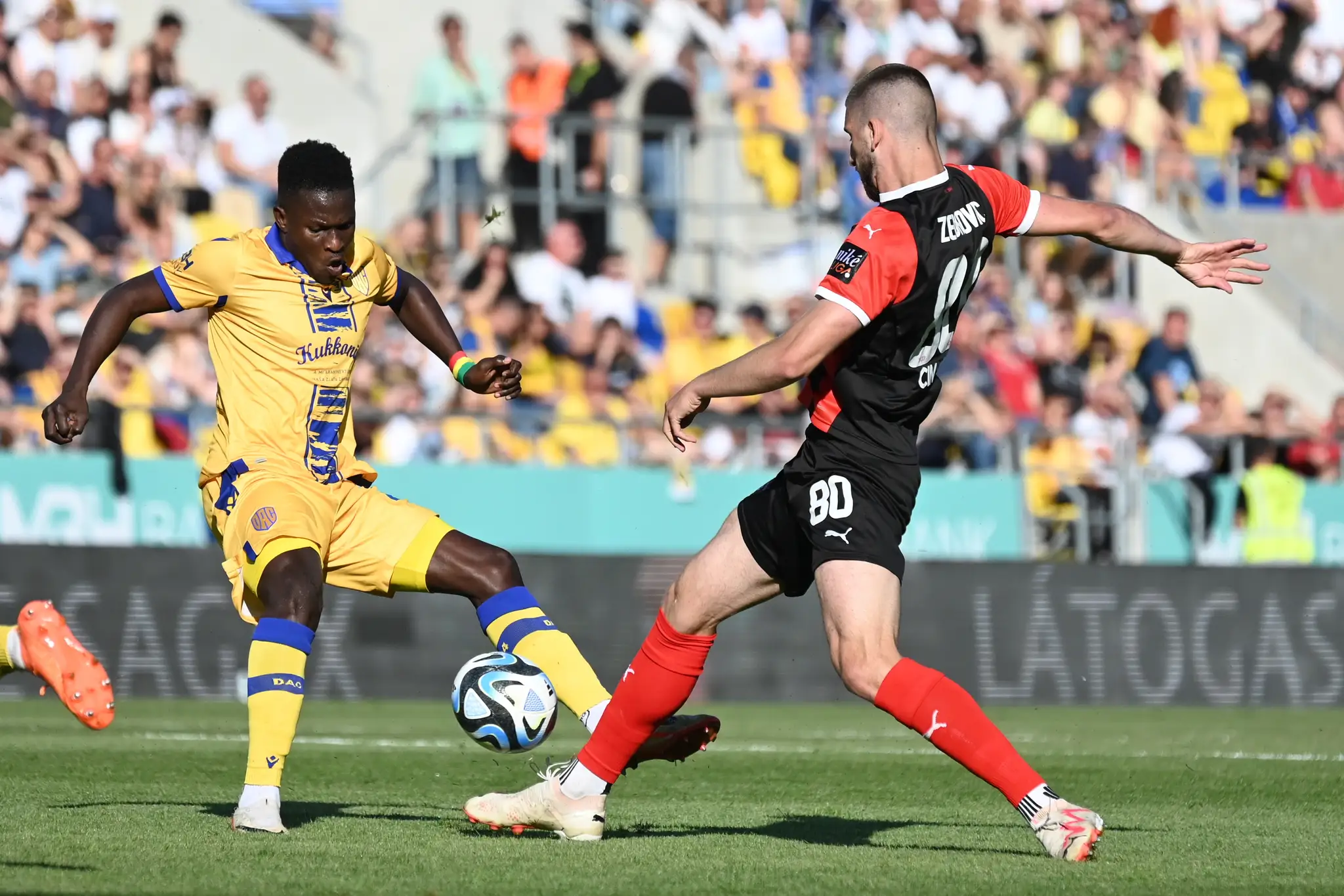 Na snímke vpravo hráč Spartaka Adrian Zeljkovič a hráč DAC Moussa Kone.