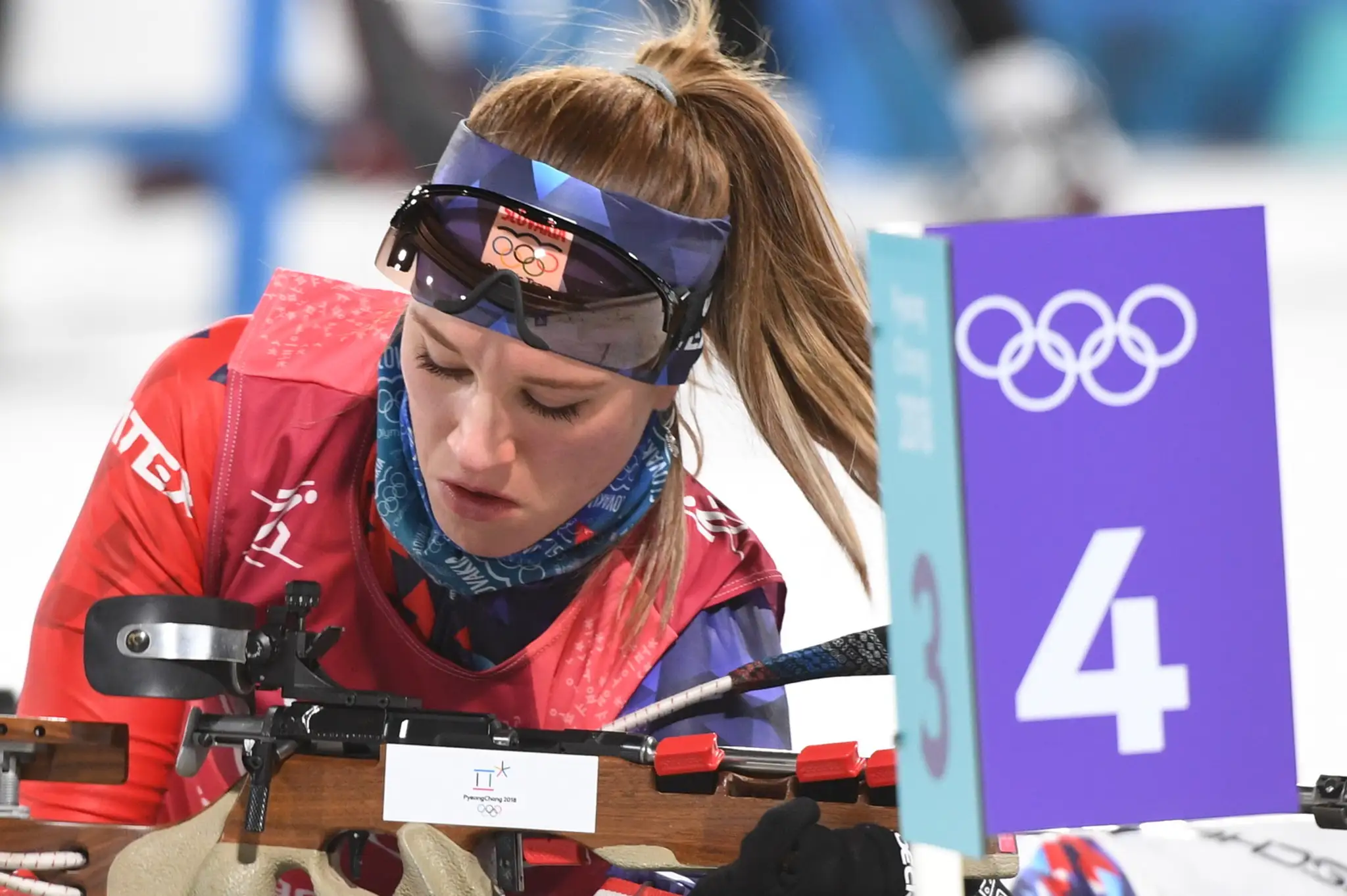 Paulína Fialková počas prvej streľby ležmo.
