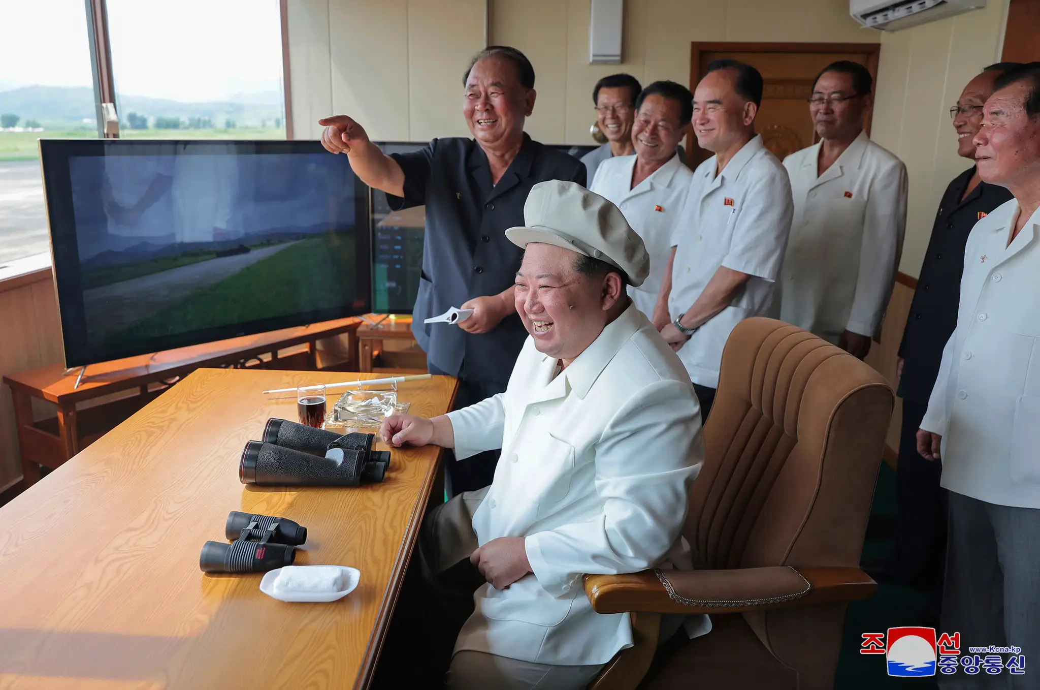 Kim dohliadal na test samovražedného dronu.