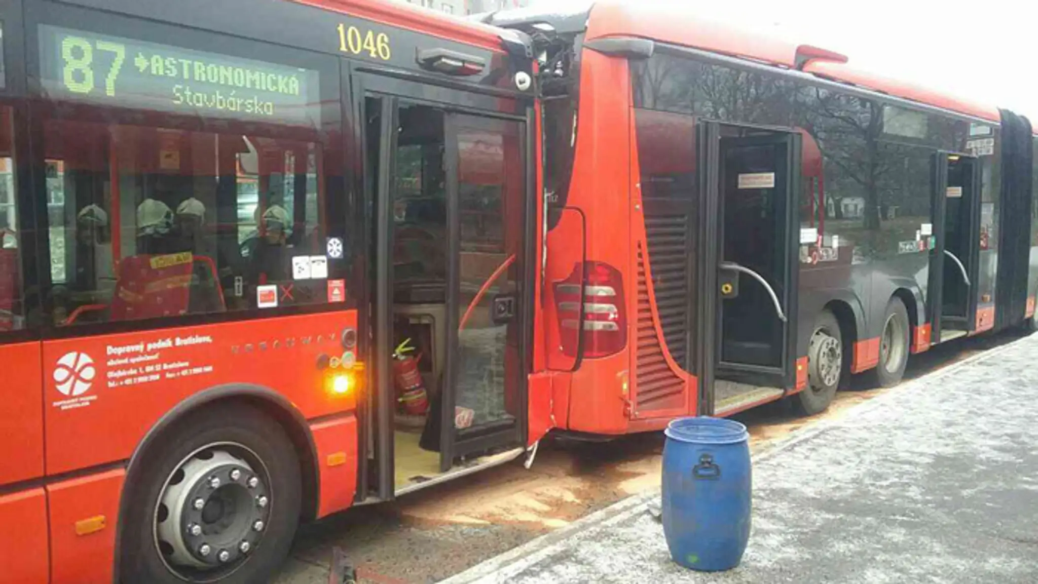 V bratislavskej Petržalke sa zrazili dva autobusy MHD.