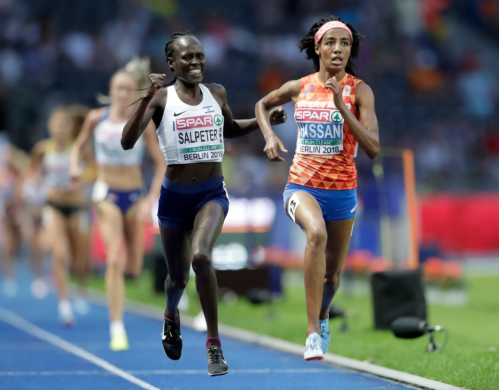 Izraelská bežkyňa Lonah Salpeterová sa predčasne raduje vo finále ME na 5000m.