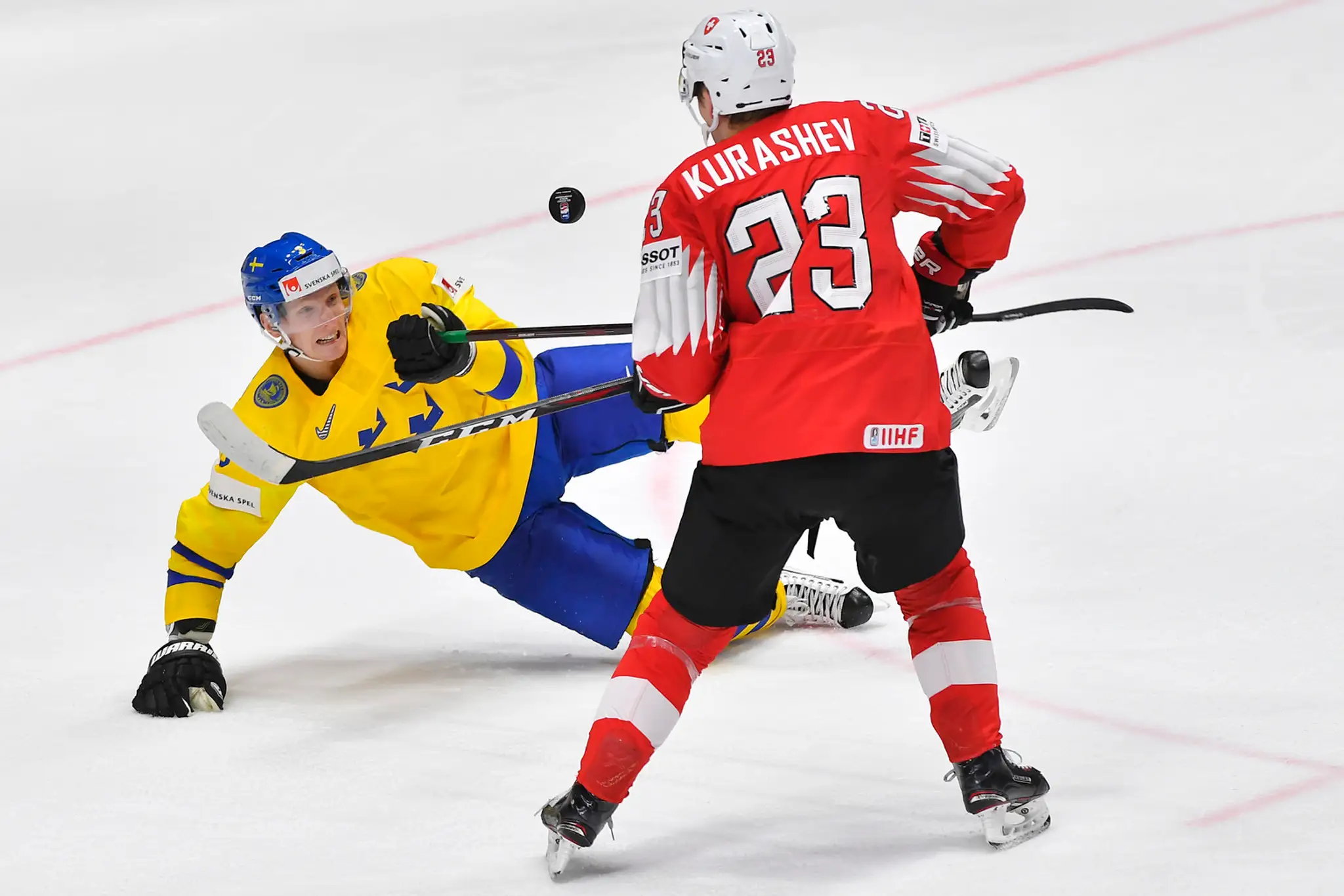 Zľava radosť Olivera Ekmana-Larssona a Williama Nylandera zo Švédska po góle na MS 2019 proti Švajčiarsku.