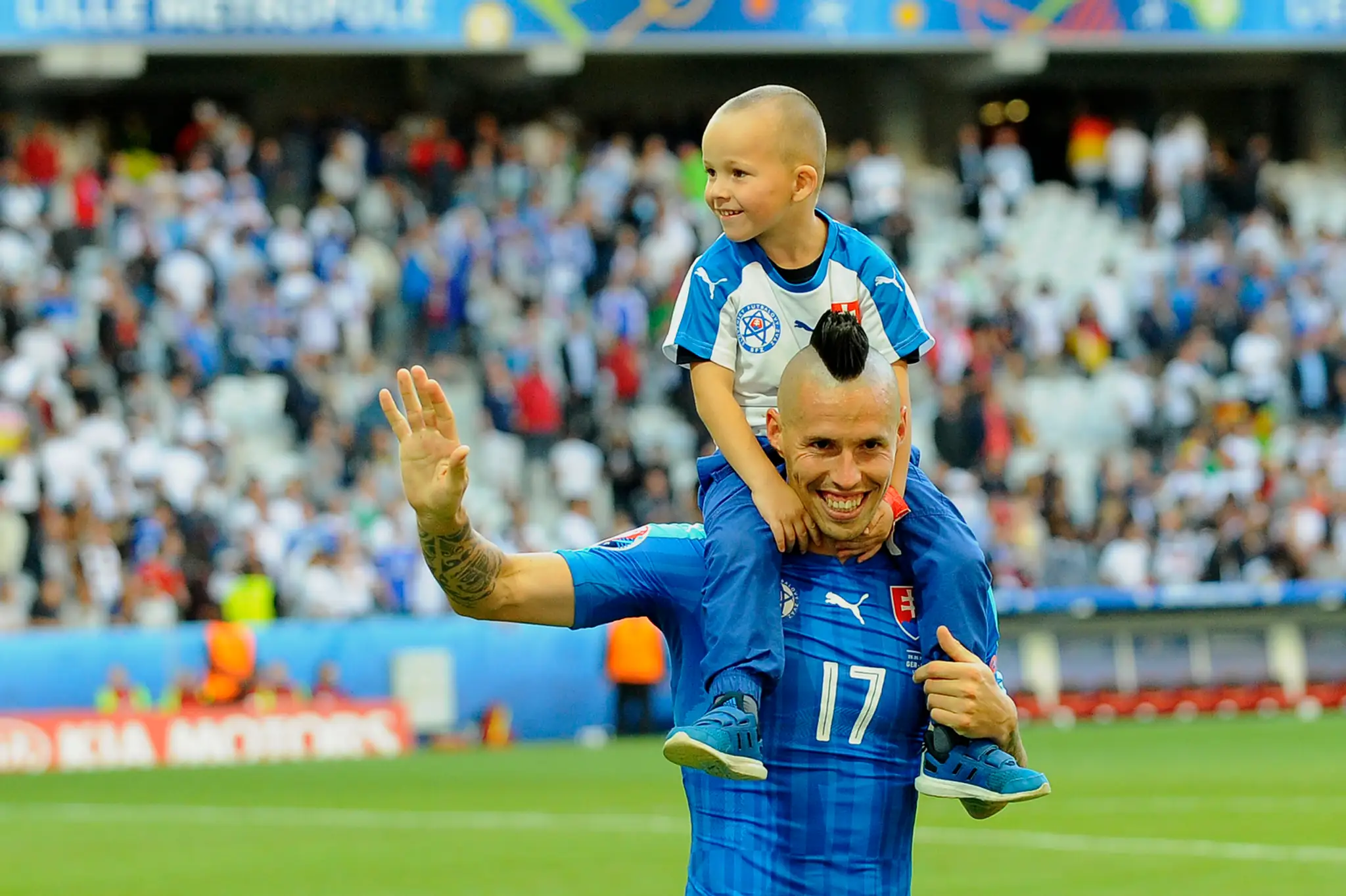 Na snímke slovenský futbalista Marek Hamšík so synom Lucasom ďakuje po osemfinále me.
