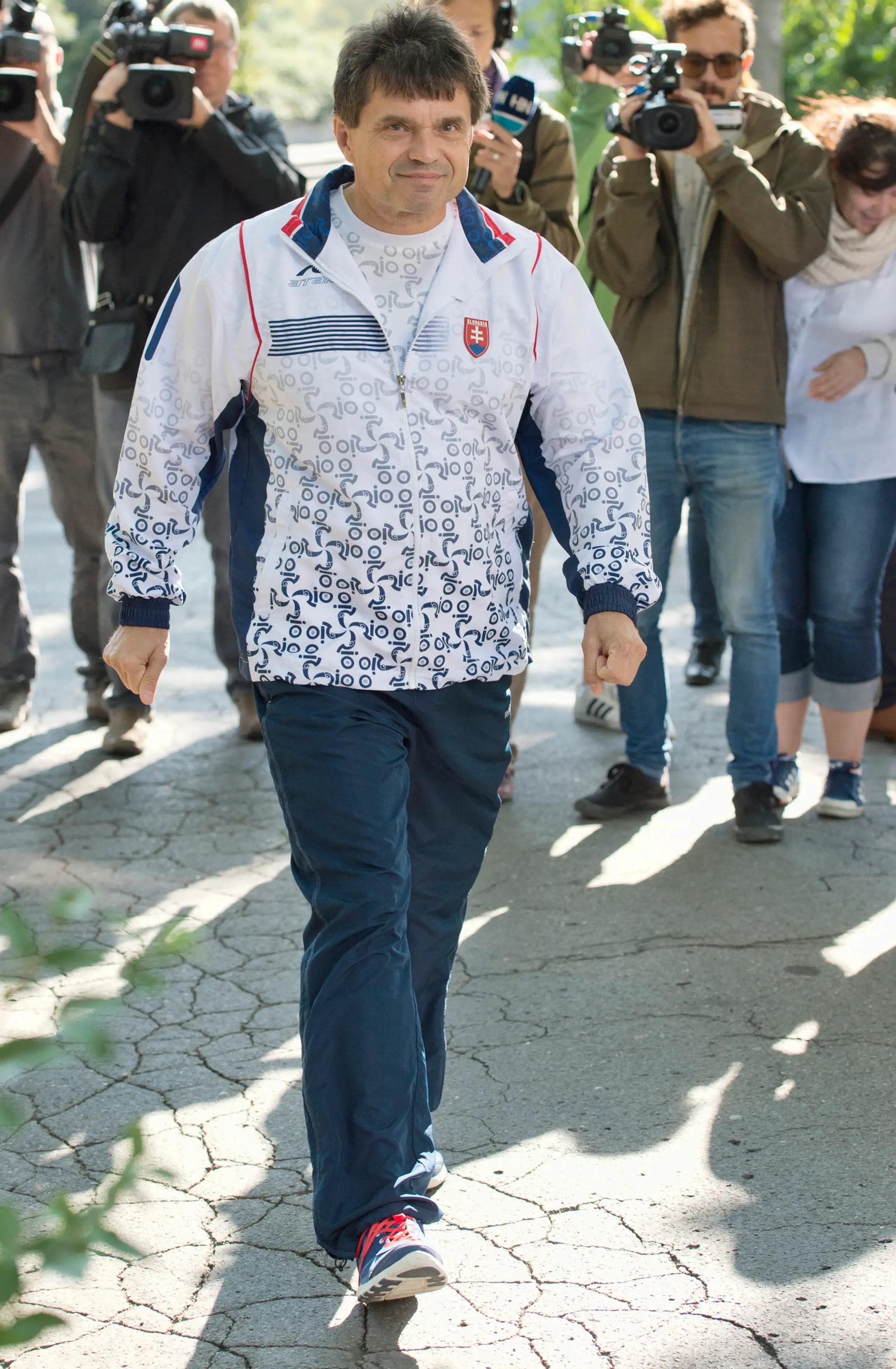 Minister školstva Peter Plavčan prichádza pešo v rámci Európskeho týždňa mobility na rokovanie vlády.