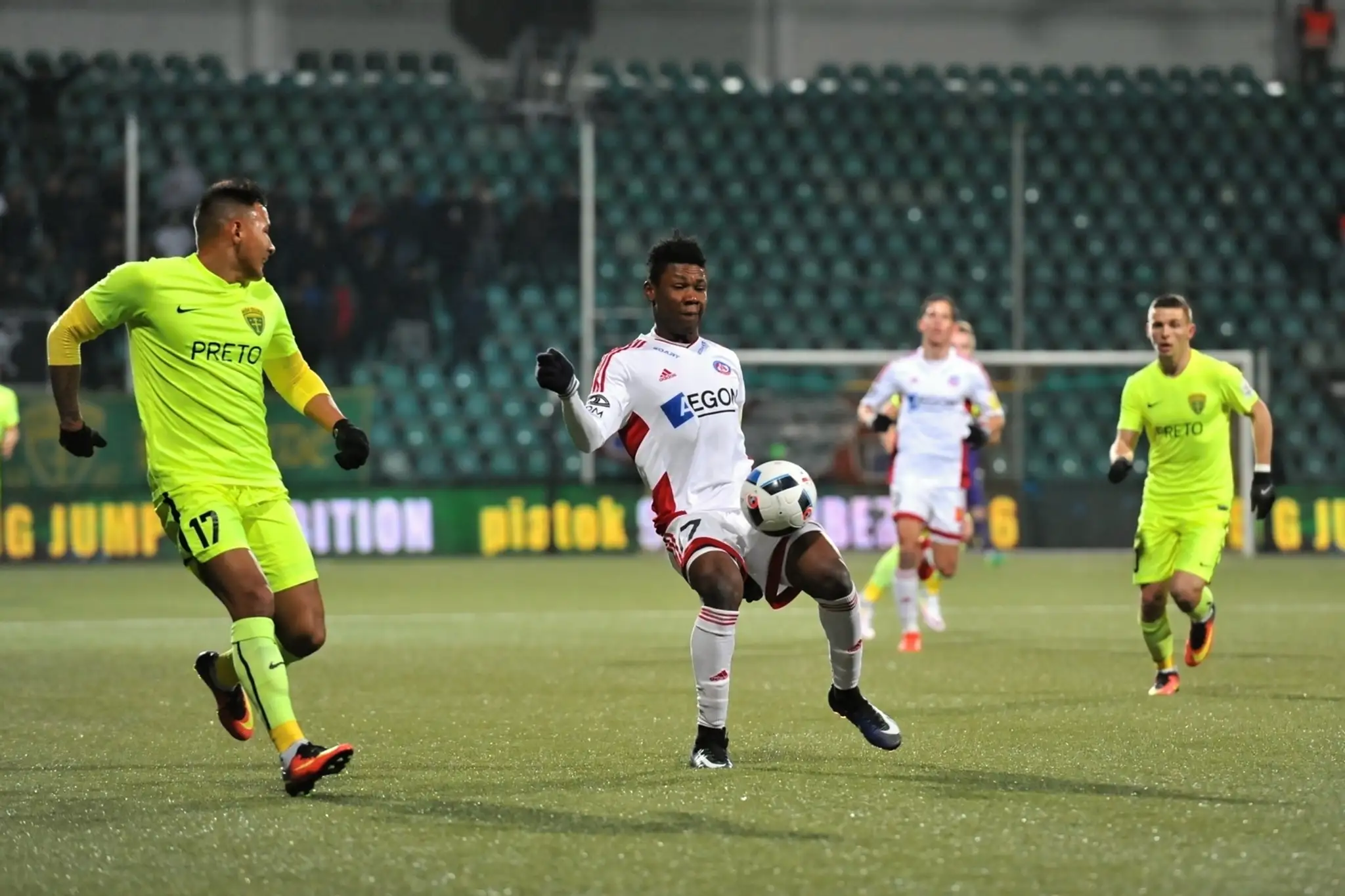 Bek Žiliny Joan Herrera (vľavo) sleduje Samuela Kalu Ojima z AS Trenčín.