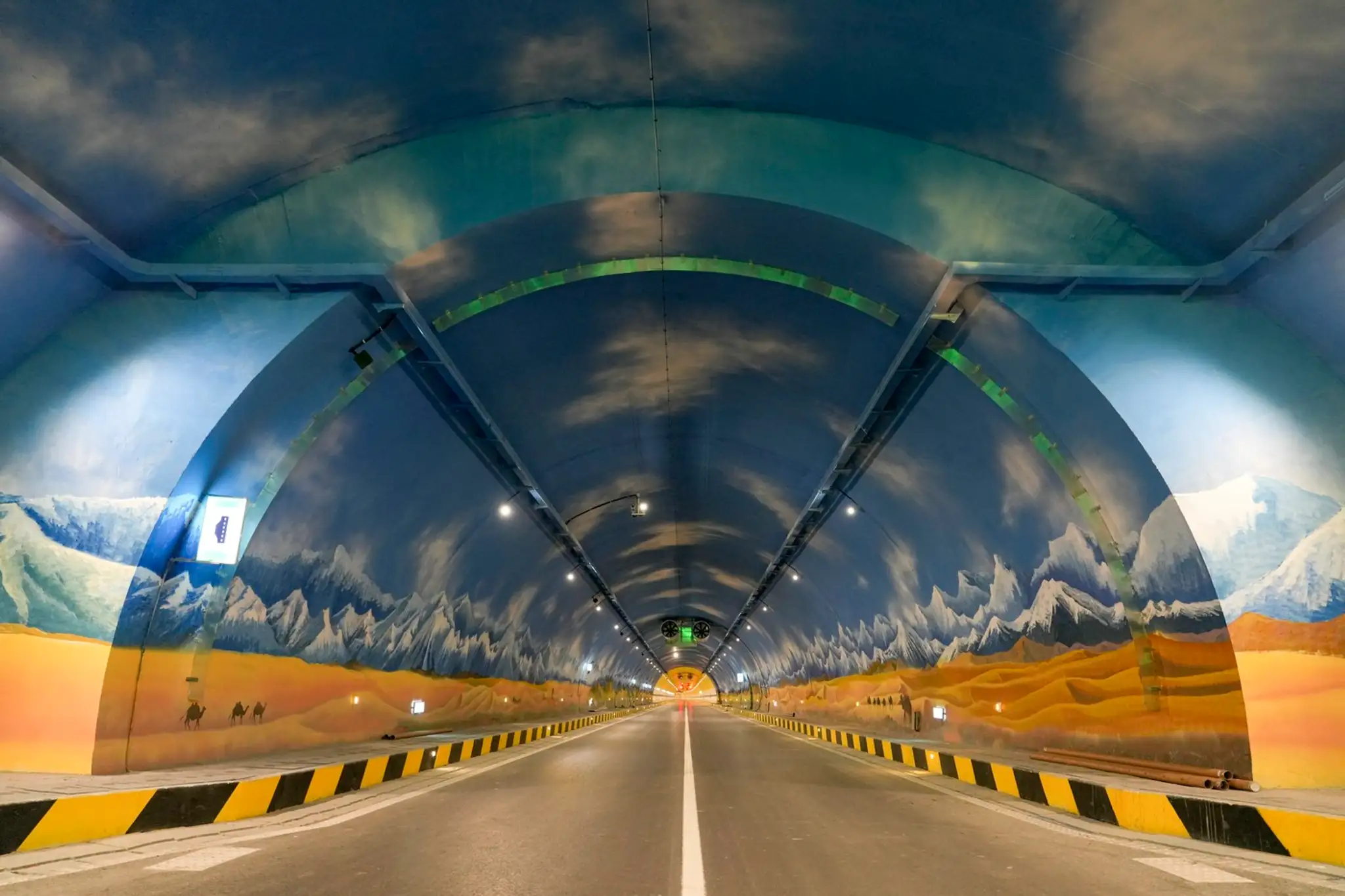 V Číne otvorili najdlhší diaľničný tunel sveta.
