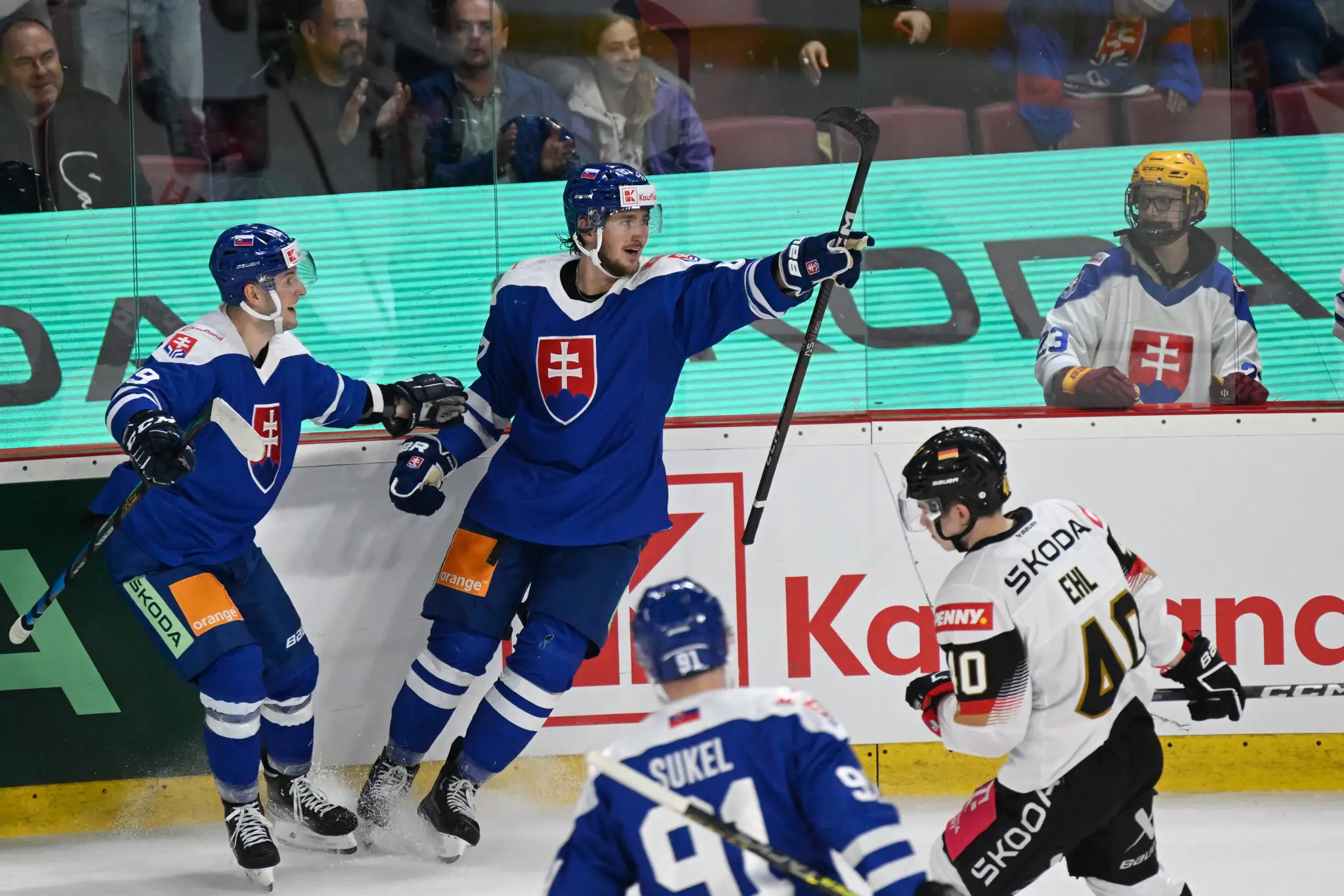 Na snímke zľava Adrián Holešinský, Pavol Regenda a Matúš Sukeľ (všetci Slovensko) sa tešia po góle.