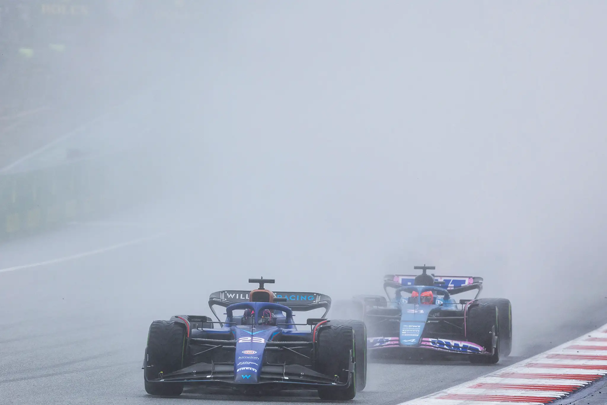 Pilot Alexander Albon na trati počas sobotného šprintu.