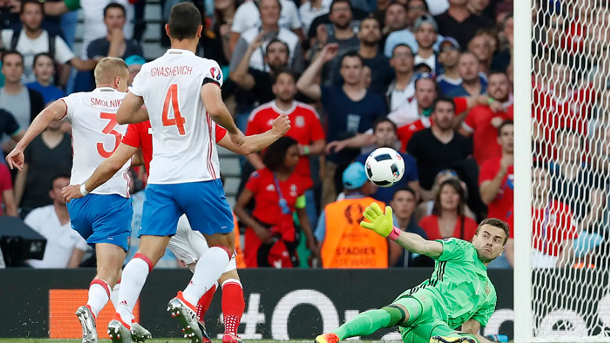 Na snímke hráč Walesu Aaron Ramsey (druhý zľava) strieľa gól do ruskej brány.
