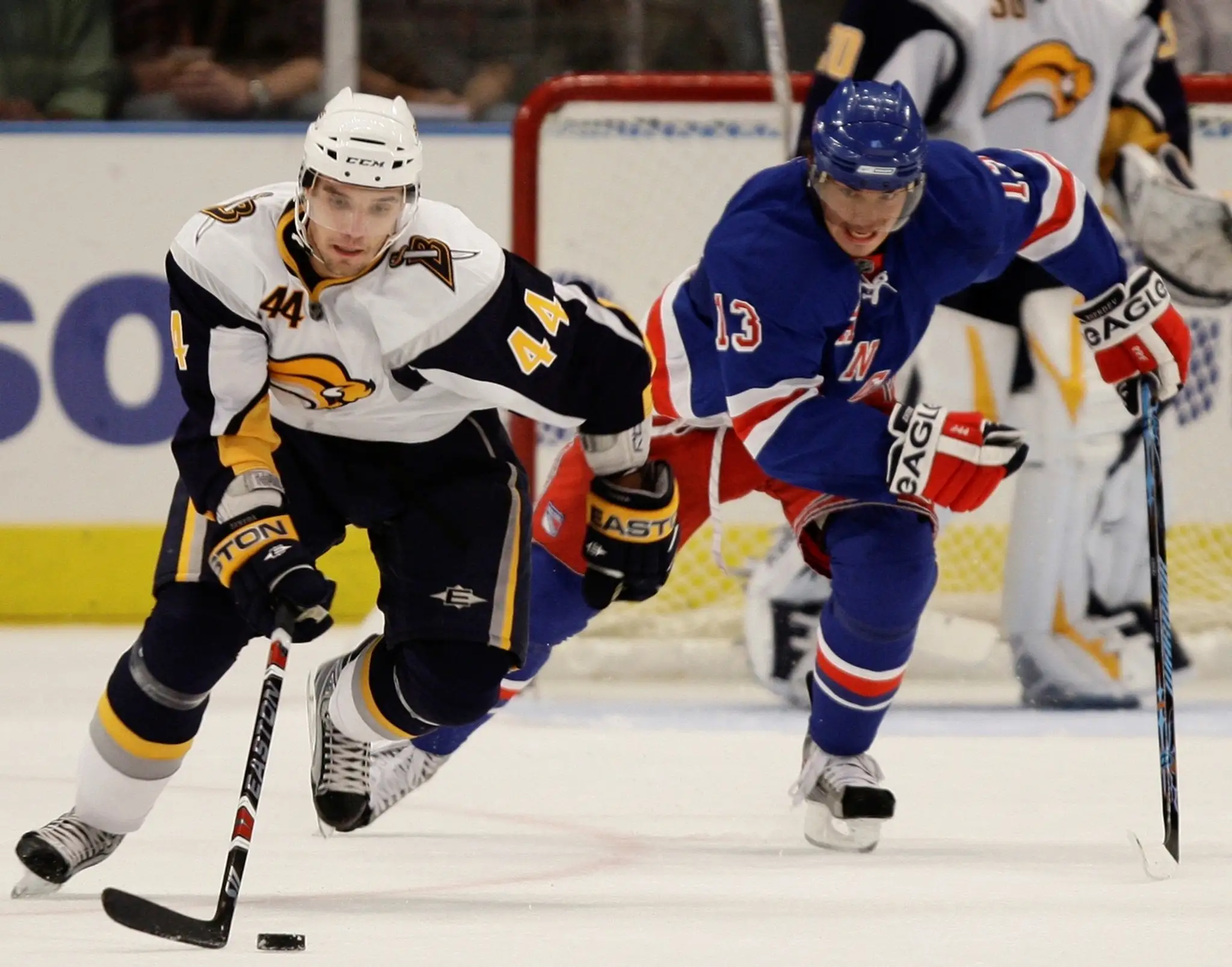 Andrej Sekera uniká Nikolajovi Žerdev v zápase Buffalo Sabres - New York Rangers.