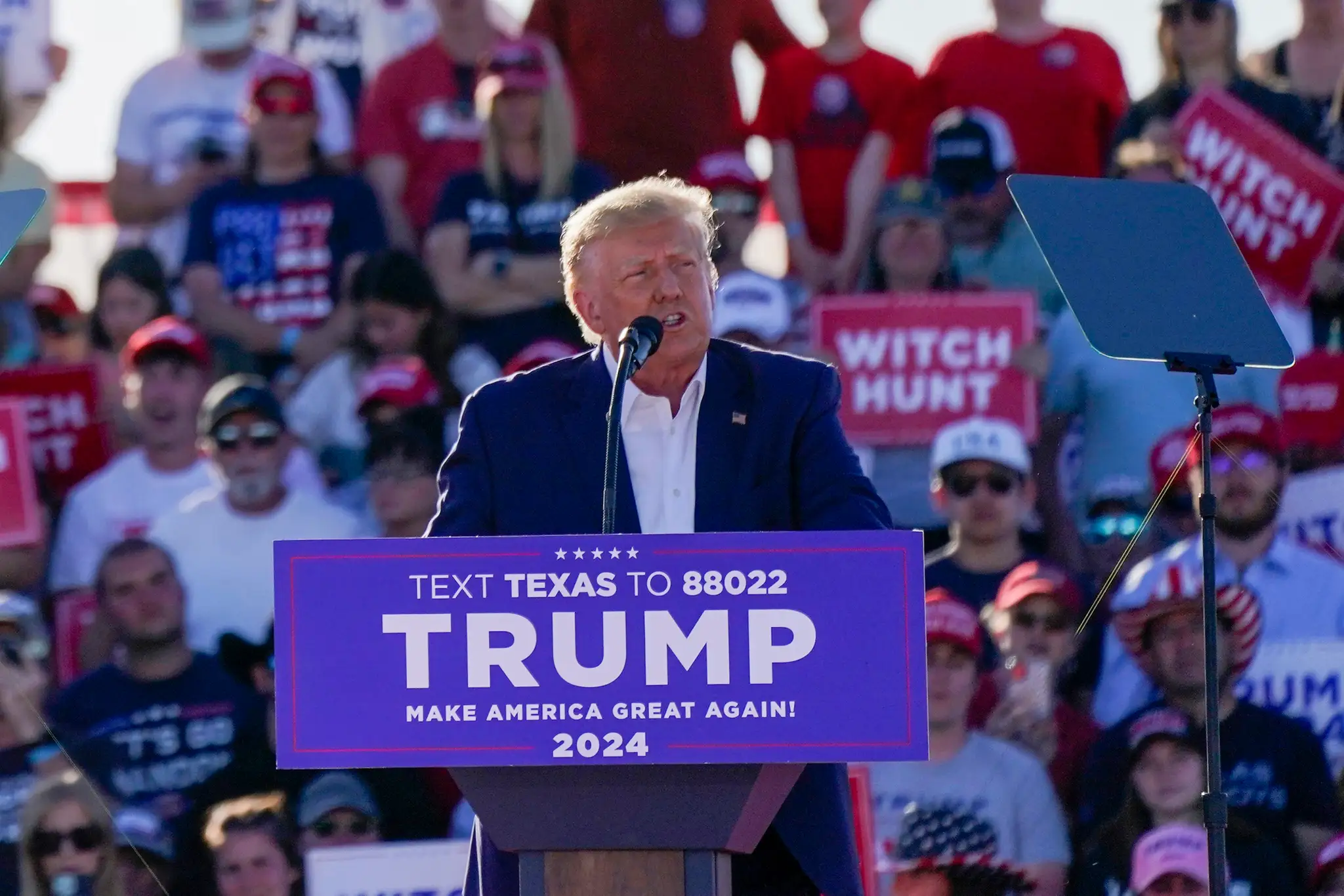 Donald Trump reční na svojej kampani pred prezidentskými voľbami 2024.