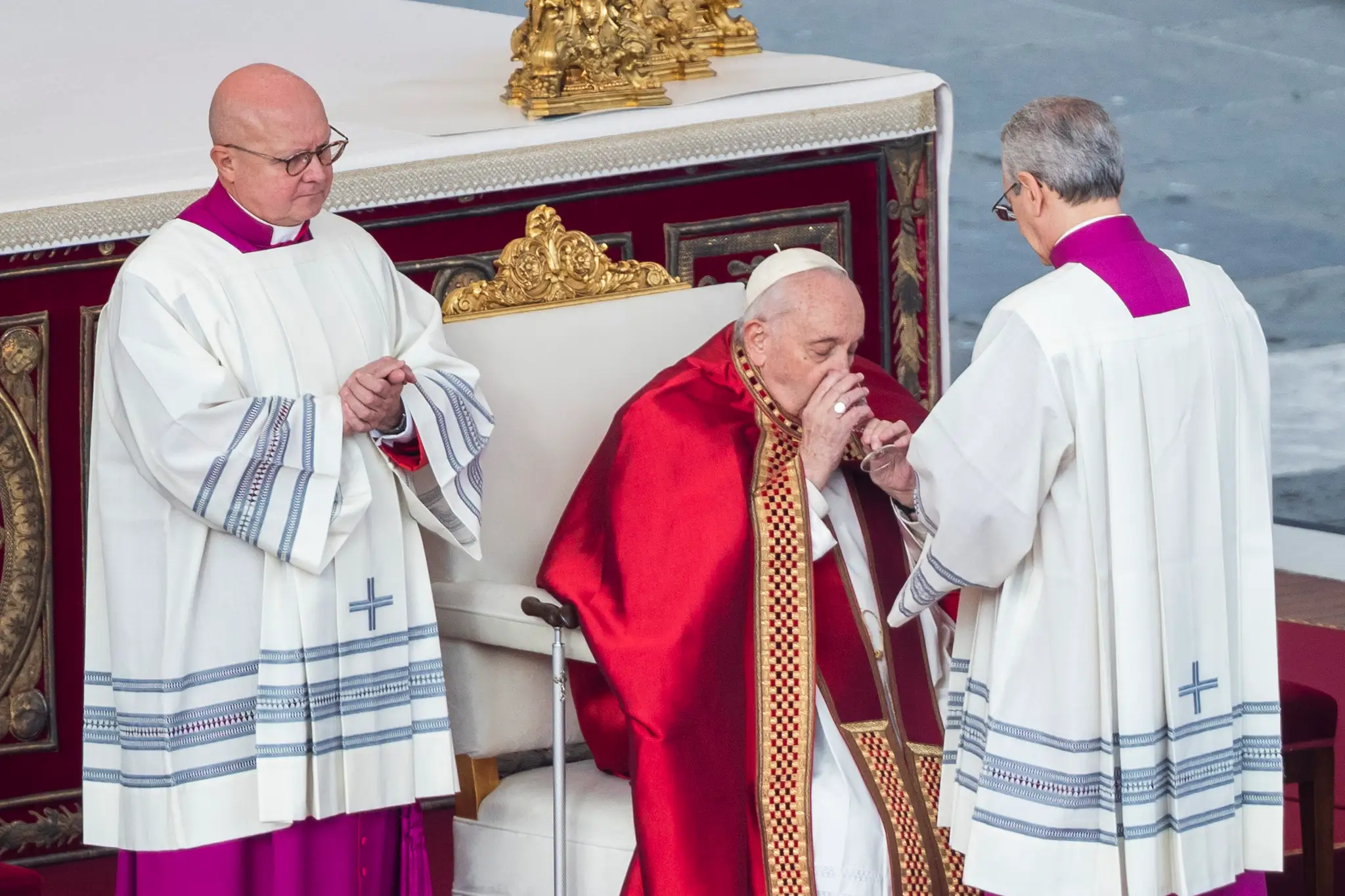Na snímke uprostred pápež František počas pohrebnej omše za zosnulého emeritného pápeža Benedikta XVI.