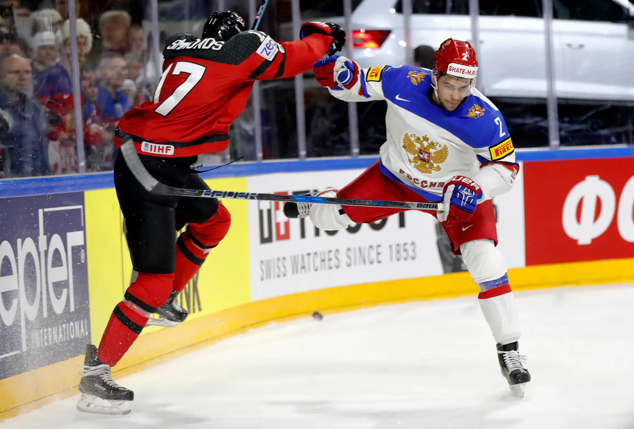 Wayne Simmonds (vľavo) z Kanady a Rus Arťom Zub v konfrontácii v semifinále MS 2017.