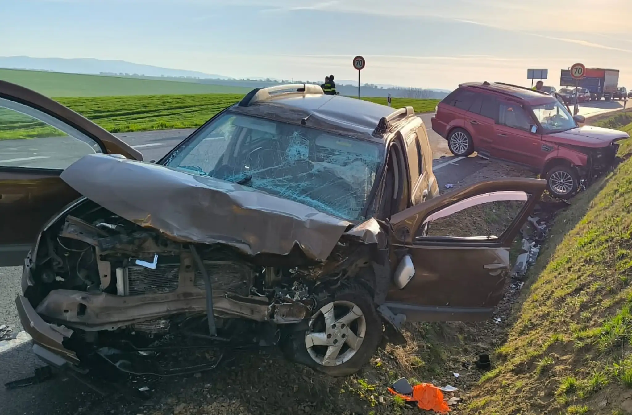 FOTO+VIDEO: Smrteľná nehoda pri Vrábľoch. Po čelnom náraze vymrštilo autá do priekopy, o život prišiel zrejme nepripútaný spolujazdec (†52)