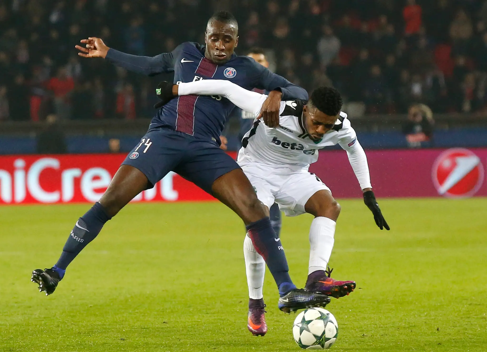 Blaise Matuidi (vľavo) z PSG bojuje o loptu s Jonathanom Cafu v dueli LM proti Ludogorcu Razgrad.