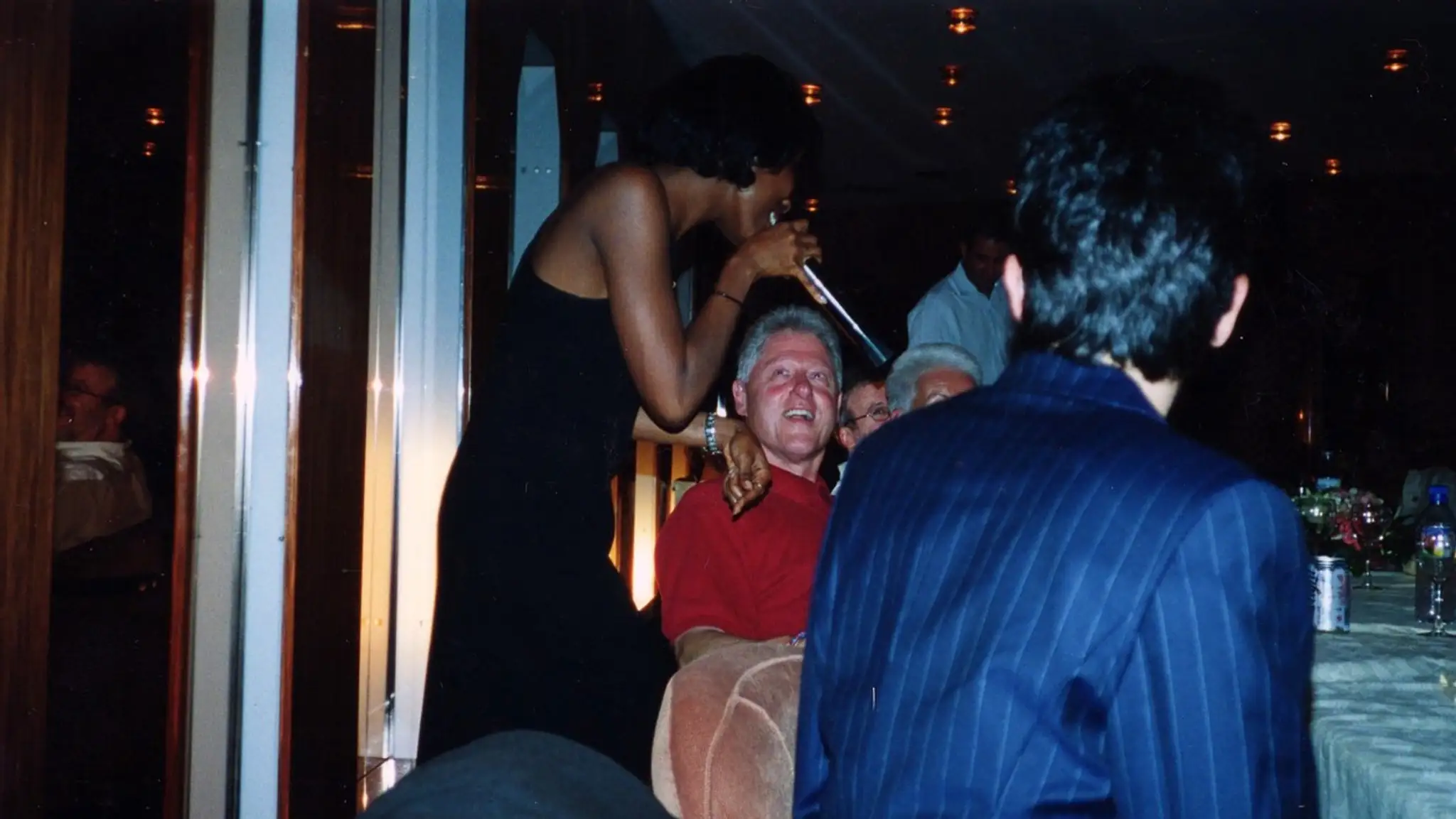 Bill Clinton počas posedenia pred odletom na ostrov finančníka Epsteina.
