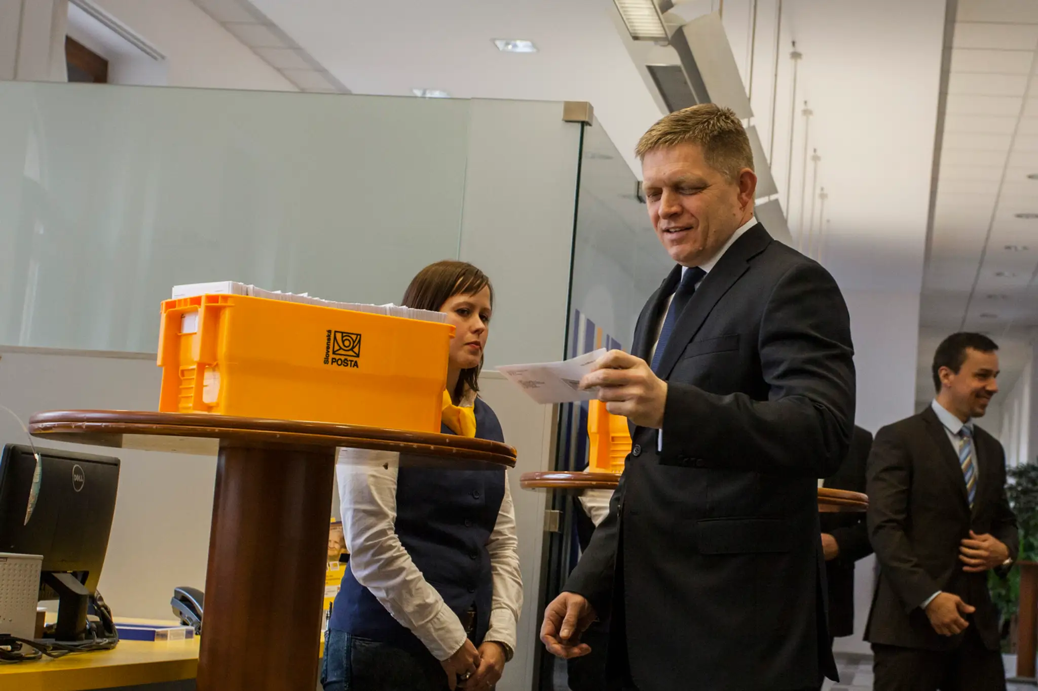 Robert Fico 27. januára 2016 na Pošte Bratislava 1 na Námestí SNP v Bratislave podal prvé zásielky s vratkami za plyn