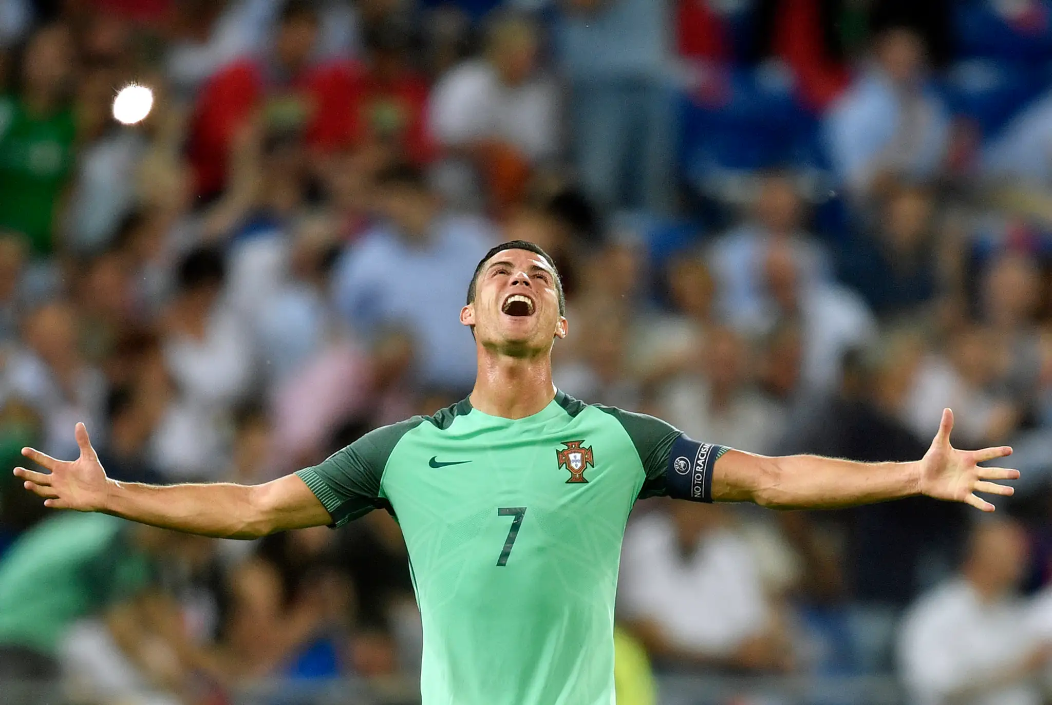 Cristiano Ronaldo z Portugalska jasá po postupe do finále na ME v semifinále proti Walesu.