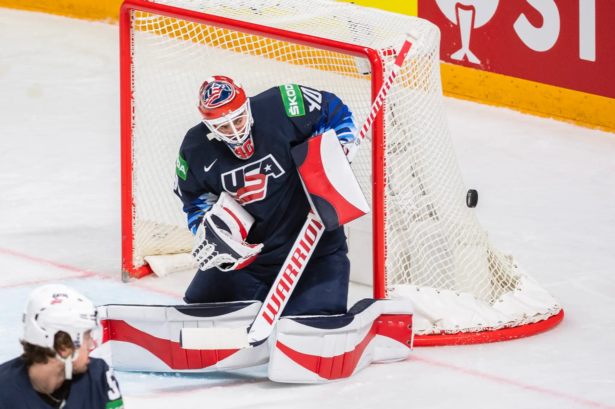 Zľava Juraj Slafkovský a Američan Zac Jones vo štvrťfinále MS 2021.