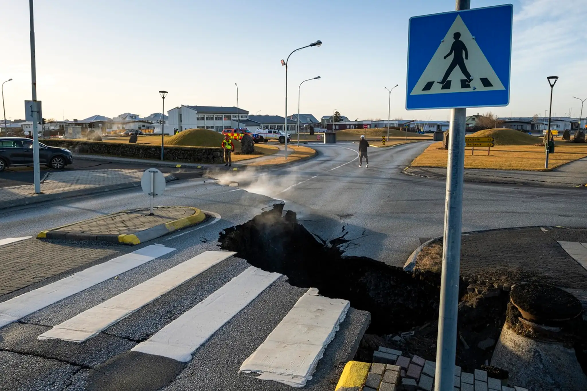 Hlavnú cestu v Grndavíku rozdelila trhlina.