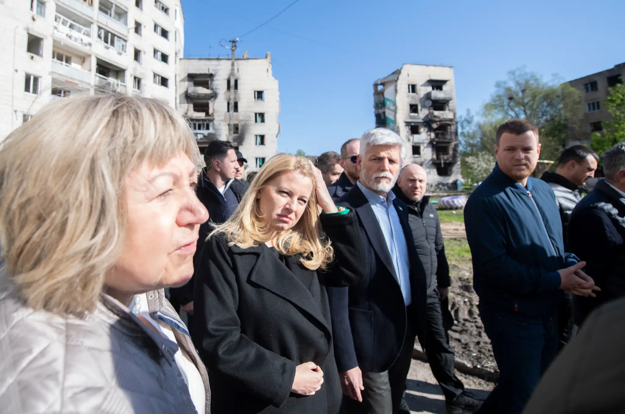 Prezidentka SR Zuzana Čaputová (uprostred) a český prezident Petr Pavel (tretí zľava) si prezerajú mesto Boroďanka v Kyjevskej oblasti.
