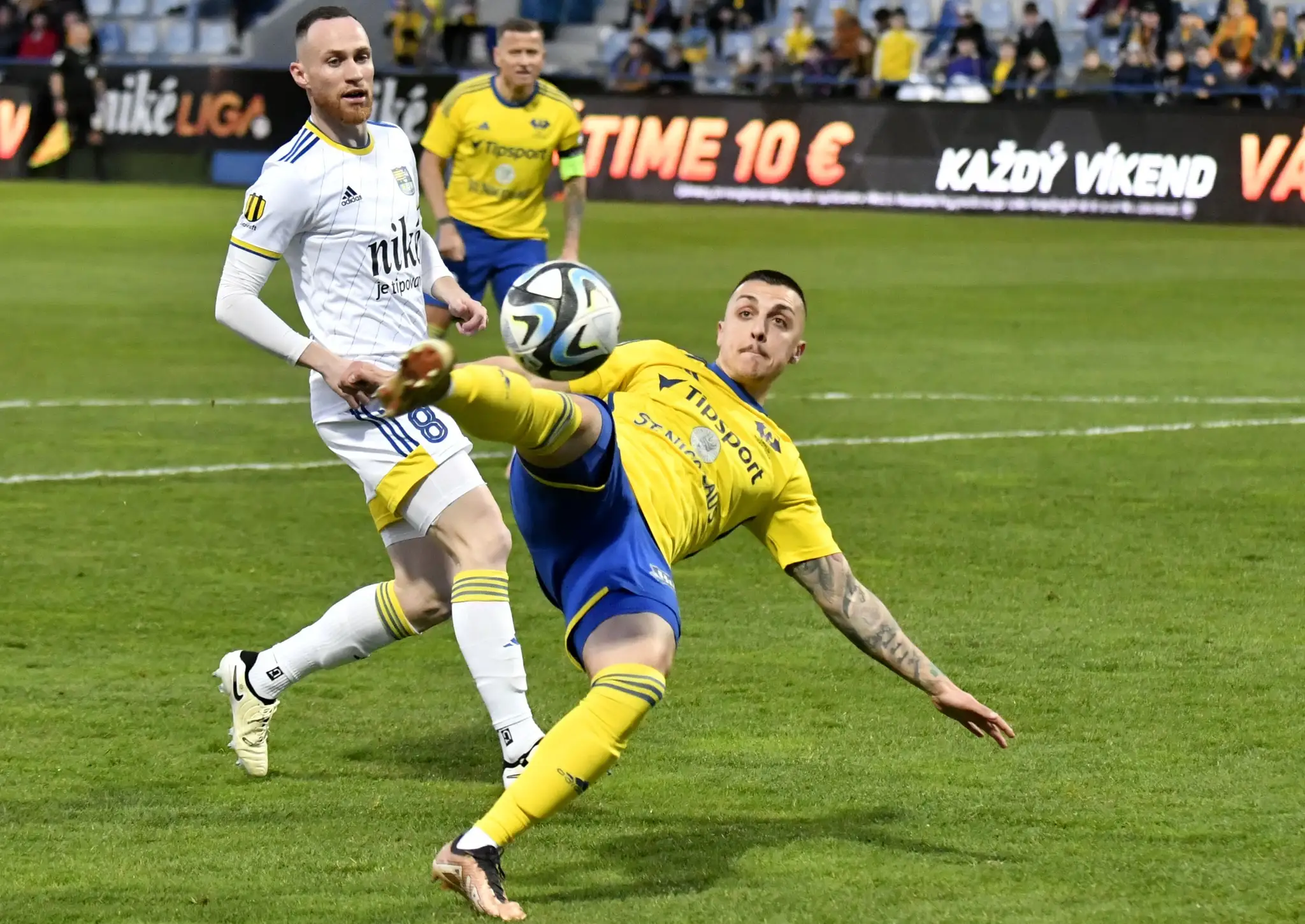 Stanislav Danko (Michalovce) strieľa gól v zápase 2. kola nadstavbovej časti Niké ligy skupiny o udržanie sa proti Košiciam.