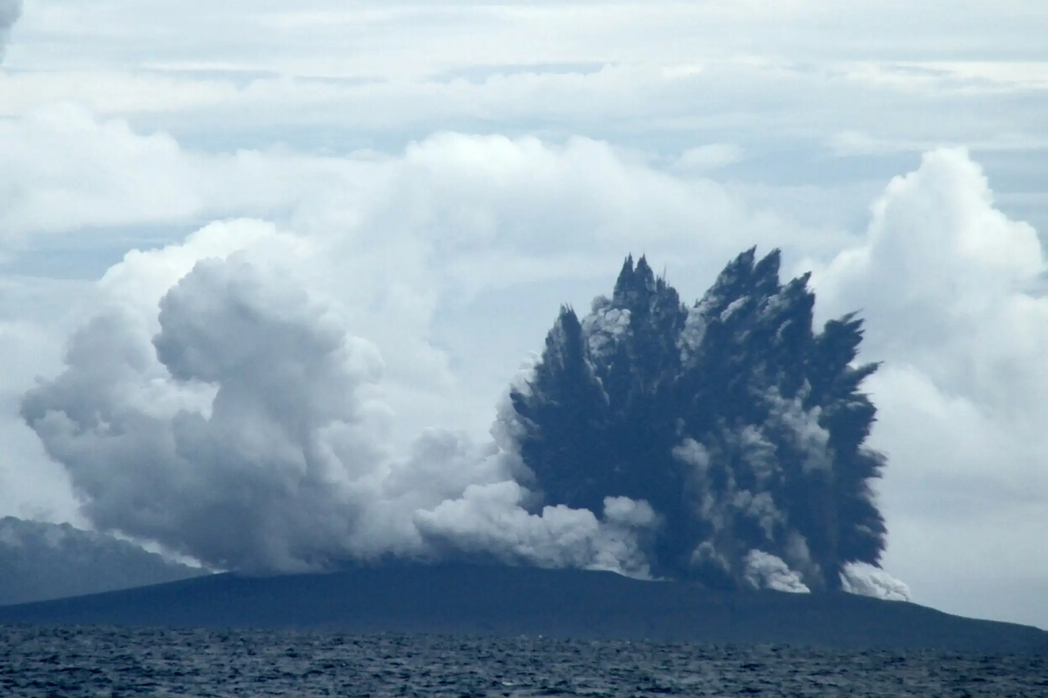 Výbuch sopky Anak Krakatoa z roku 2019. N arovnakom mieste v roku 1883 vybuchla sopka Krakatoa.