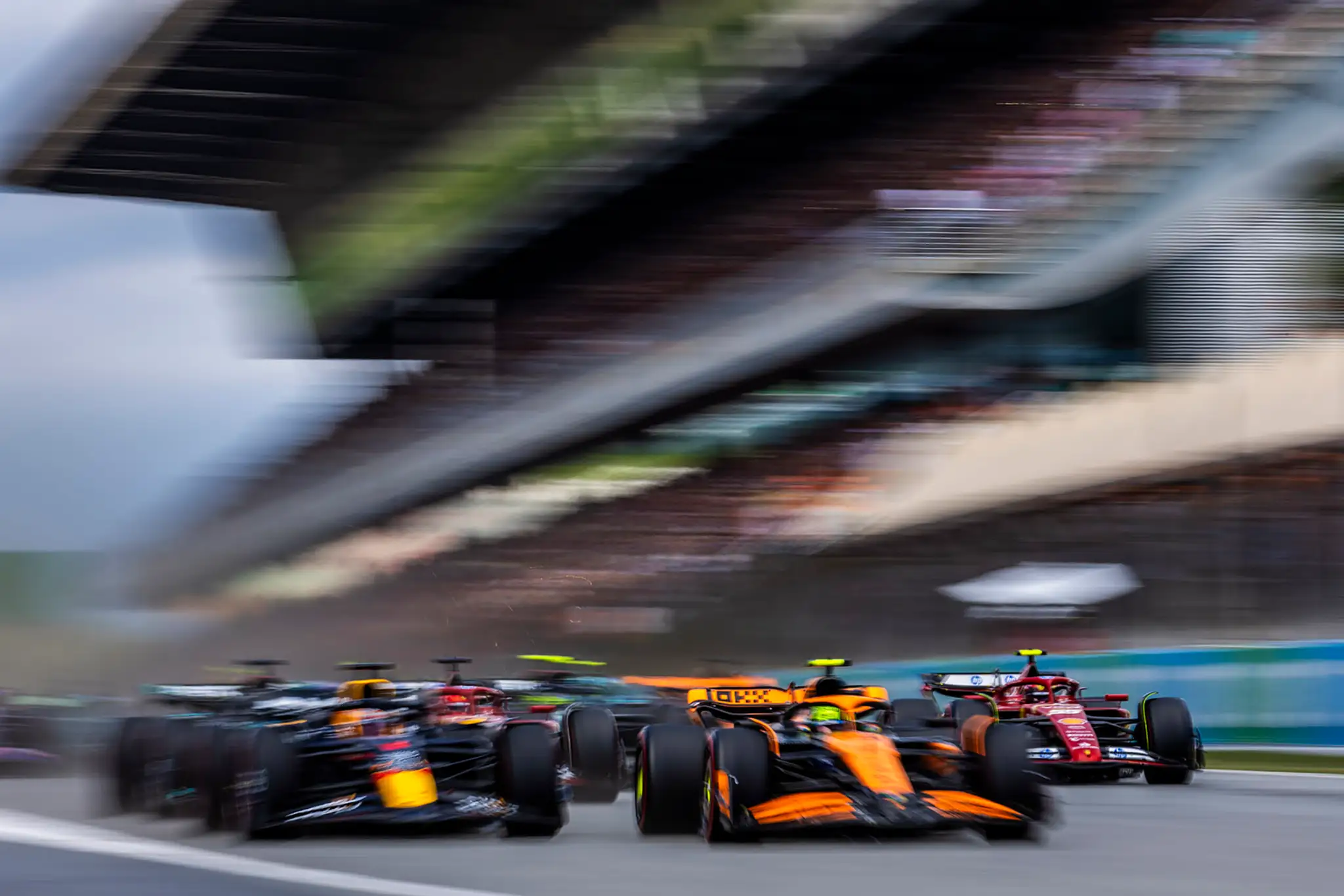 Štart VC Španielska Max Verstappen a Lando Norris.