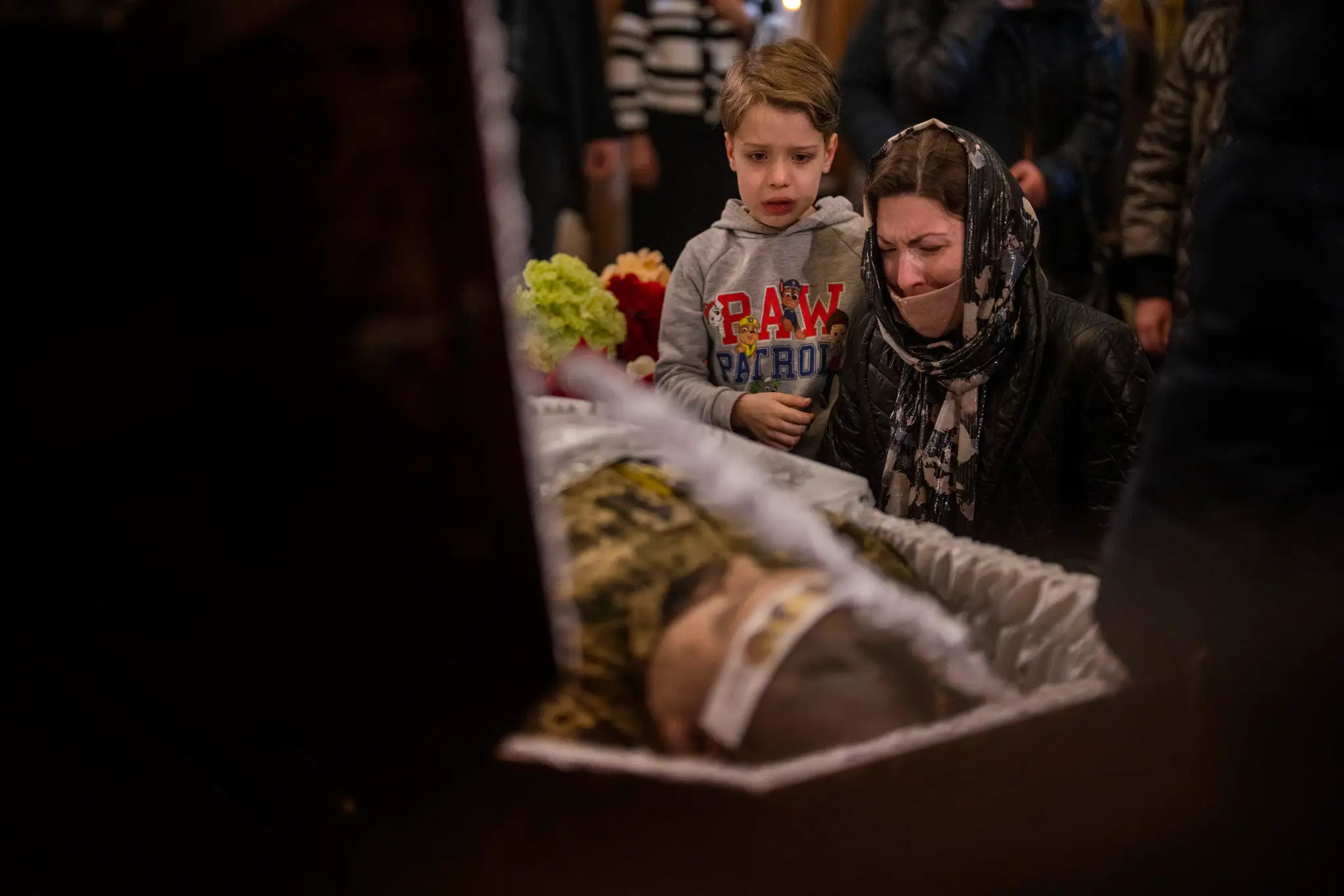Plačúca žena a chlapec na pohrebe kapitána ukrajinskej armády Antona Sydorova , ktorého zabili na východe krajiny.