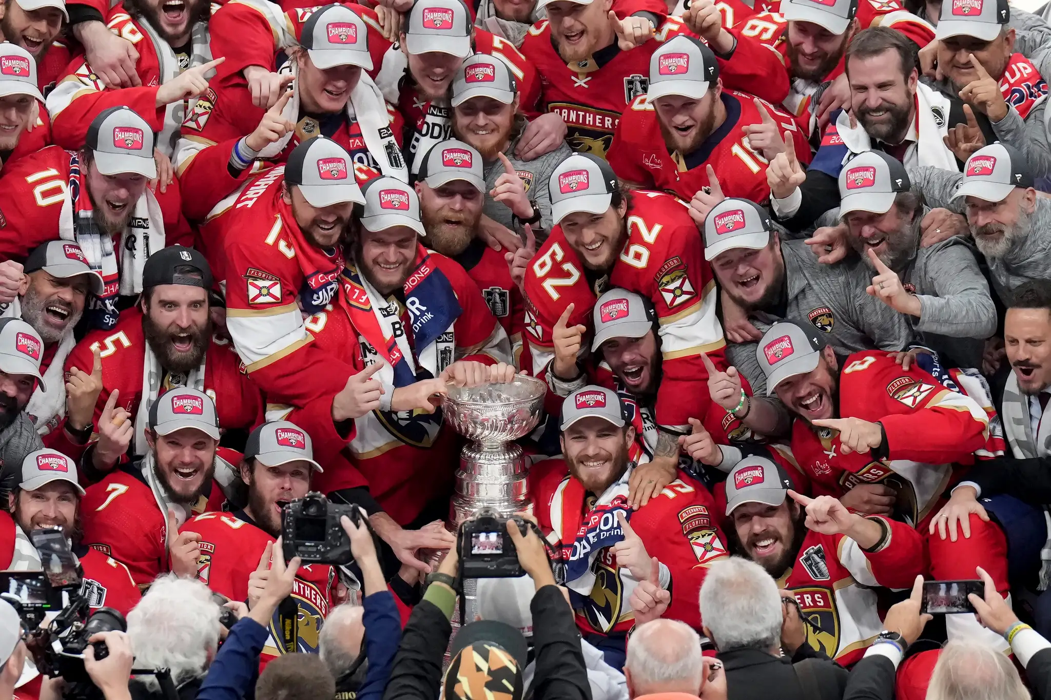 Hráči Floridy oslavujú Stanley Cup.