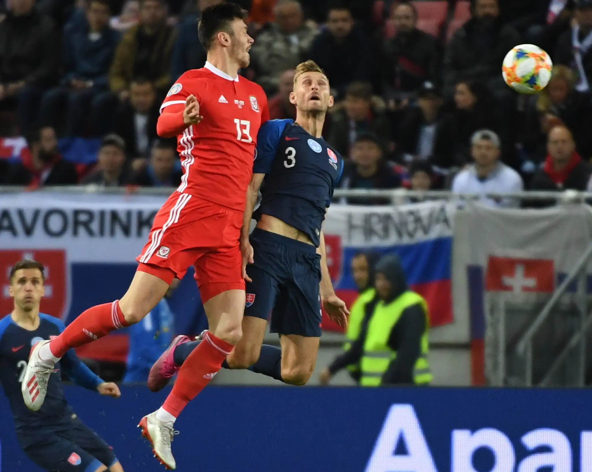 Róbert Mak reaguje v kvalifikácii EURO 2020 proti Walesu.