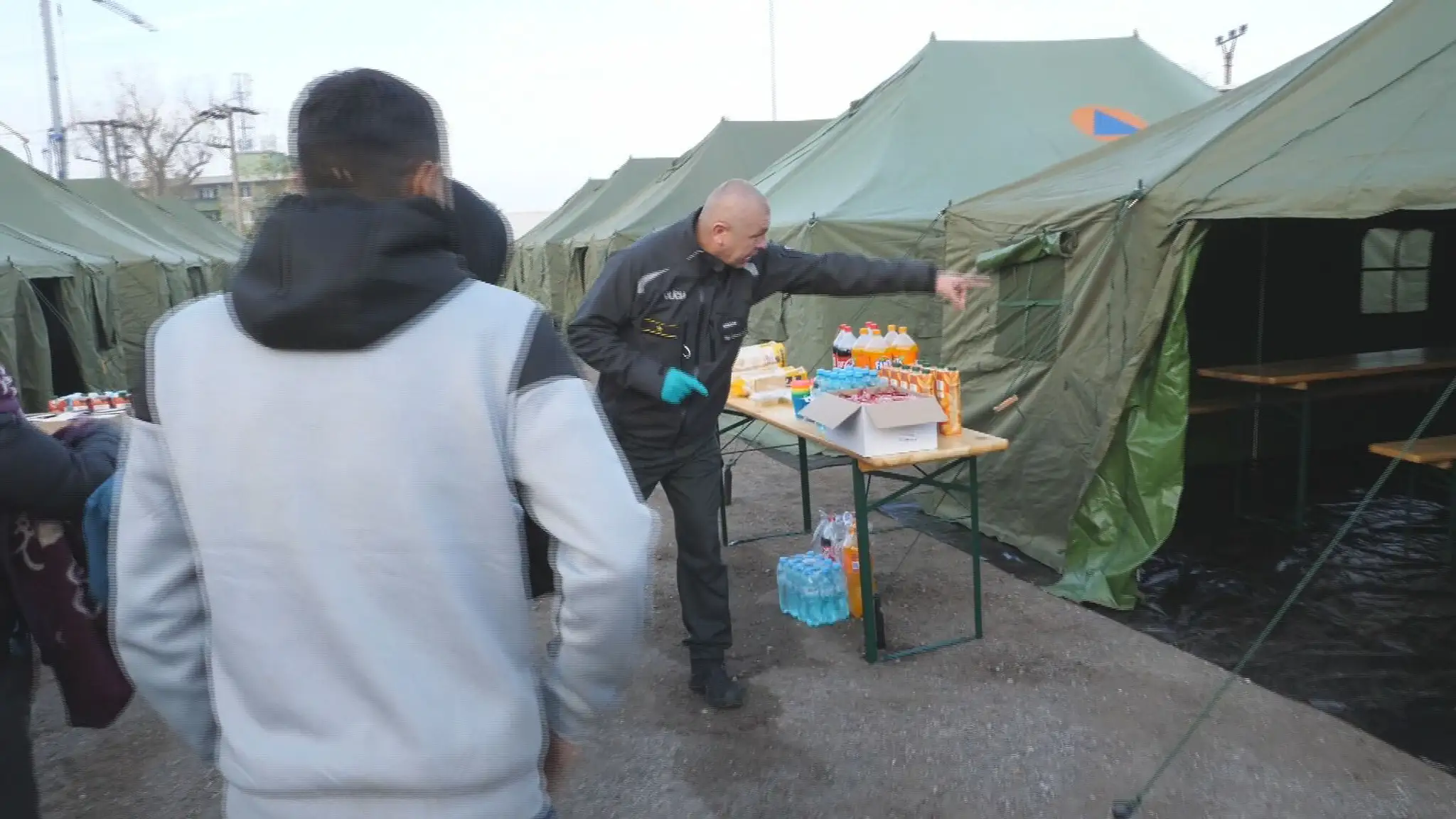 Migrantov presunuli do stanové mestečka