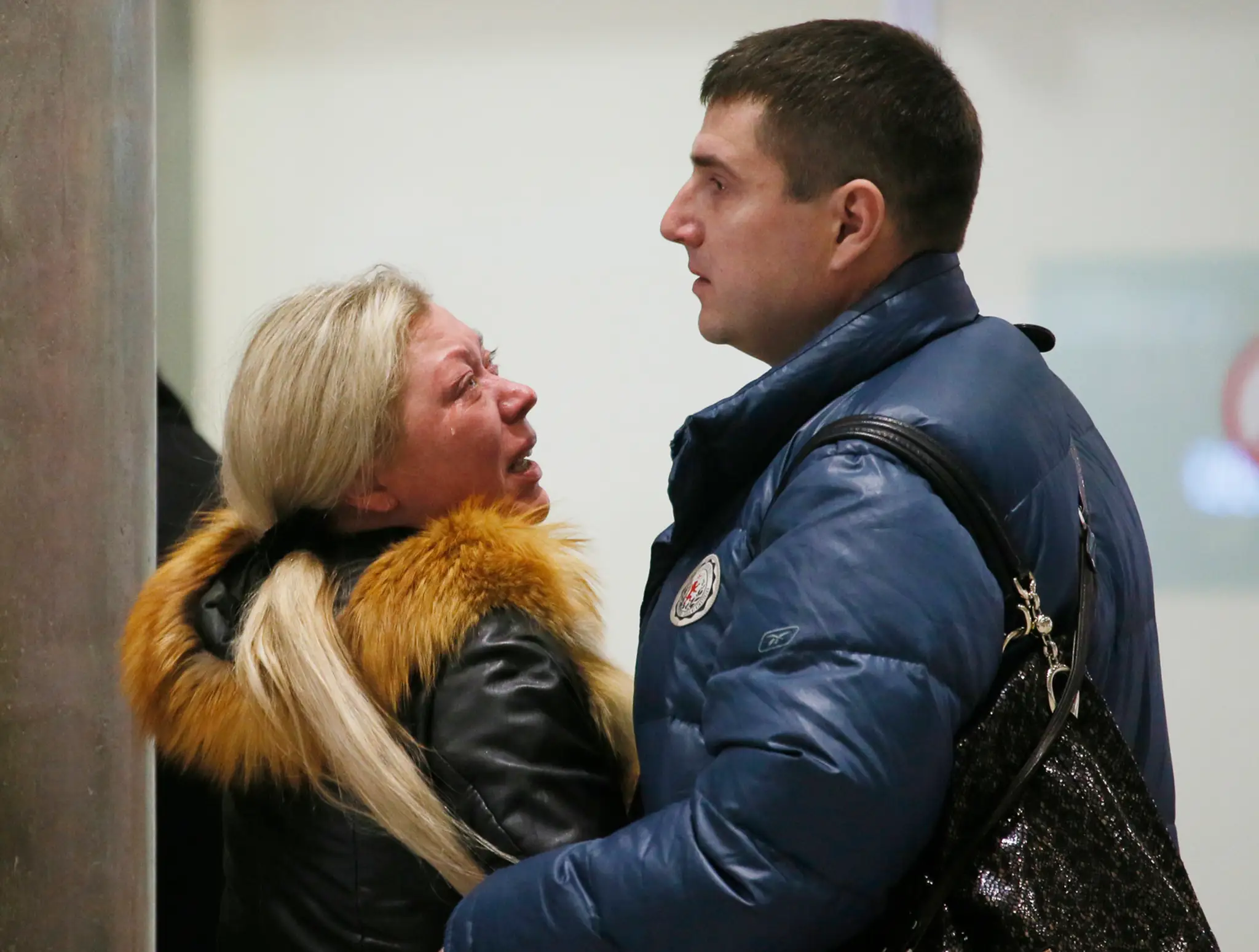 Smútok príbuzných obetí pádu airbusu na letisku v Petrohrade.