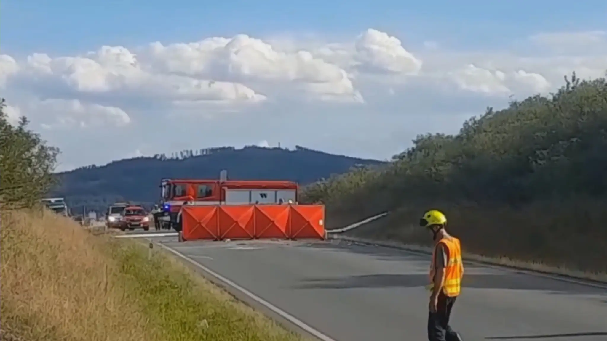 Na idúce auto s deťmi spadlo v Česku lietadlo.