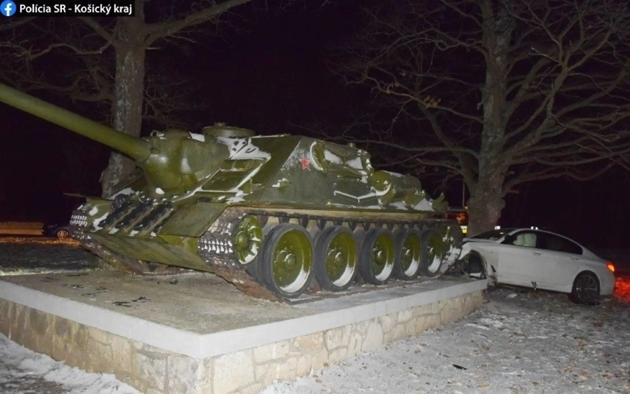 Zrážka BMW a tanku na podstavci.