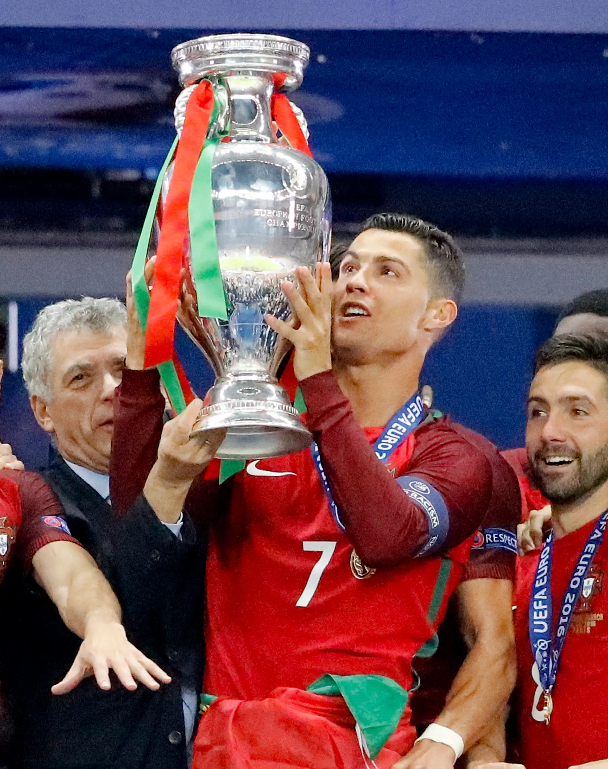 Cristiano Ronaldo sa dočkal aj úspechu s portugalskou reprezentáciou, v rukách drží trofej za víťaza ME.