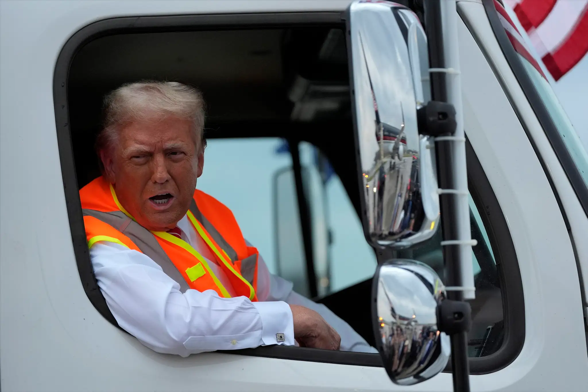 Donald Trump v smetiarskej reflexnej veste.