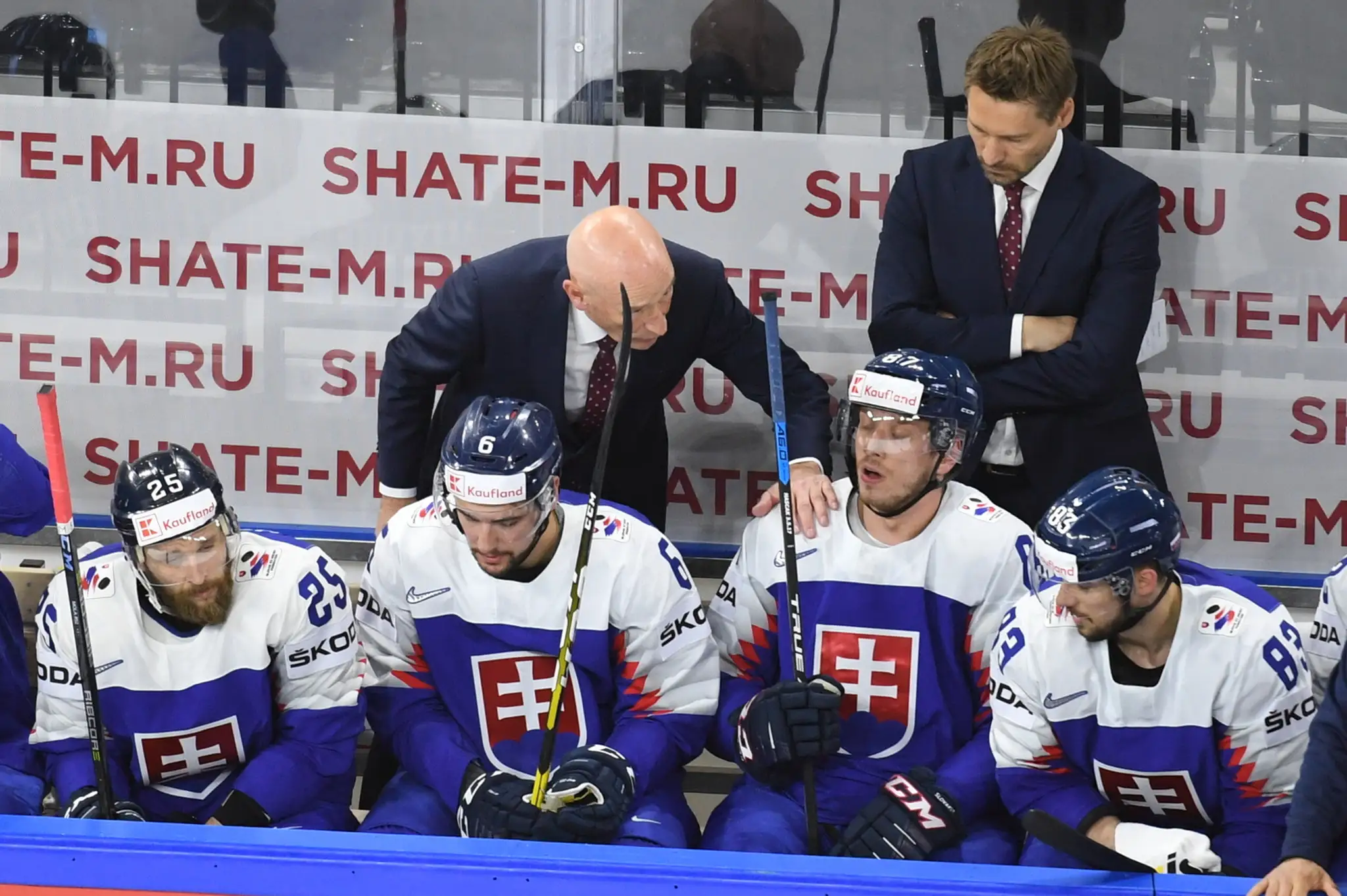 Zľava Marek Hovorka, Lukáš Cingel, Marcel Haščák a Martin Bakoš počúvajú pokyny kouča slovenskej reprezentácie Craiga Ramsayho v