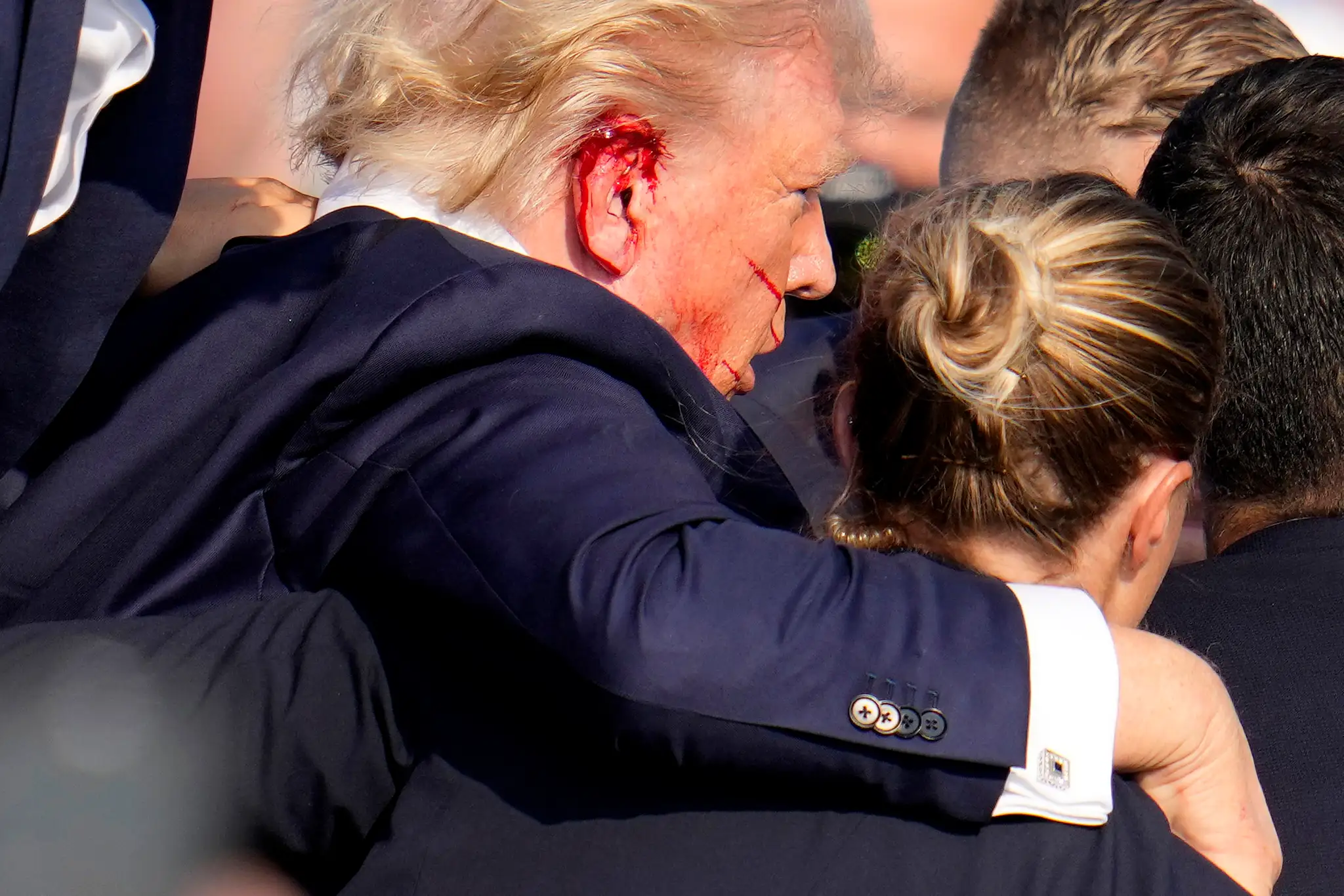 Strelec zasiahol Donalda Trumpa do ucha.