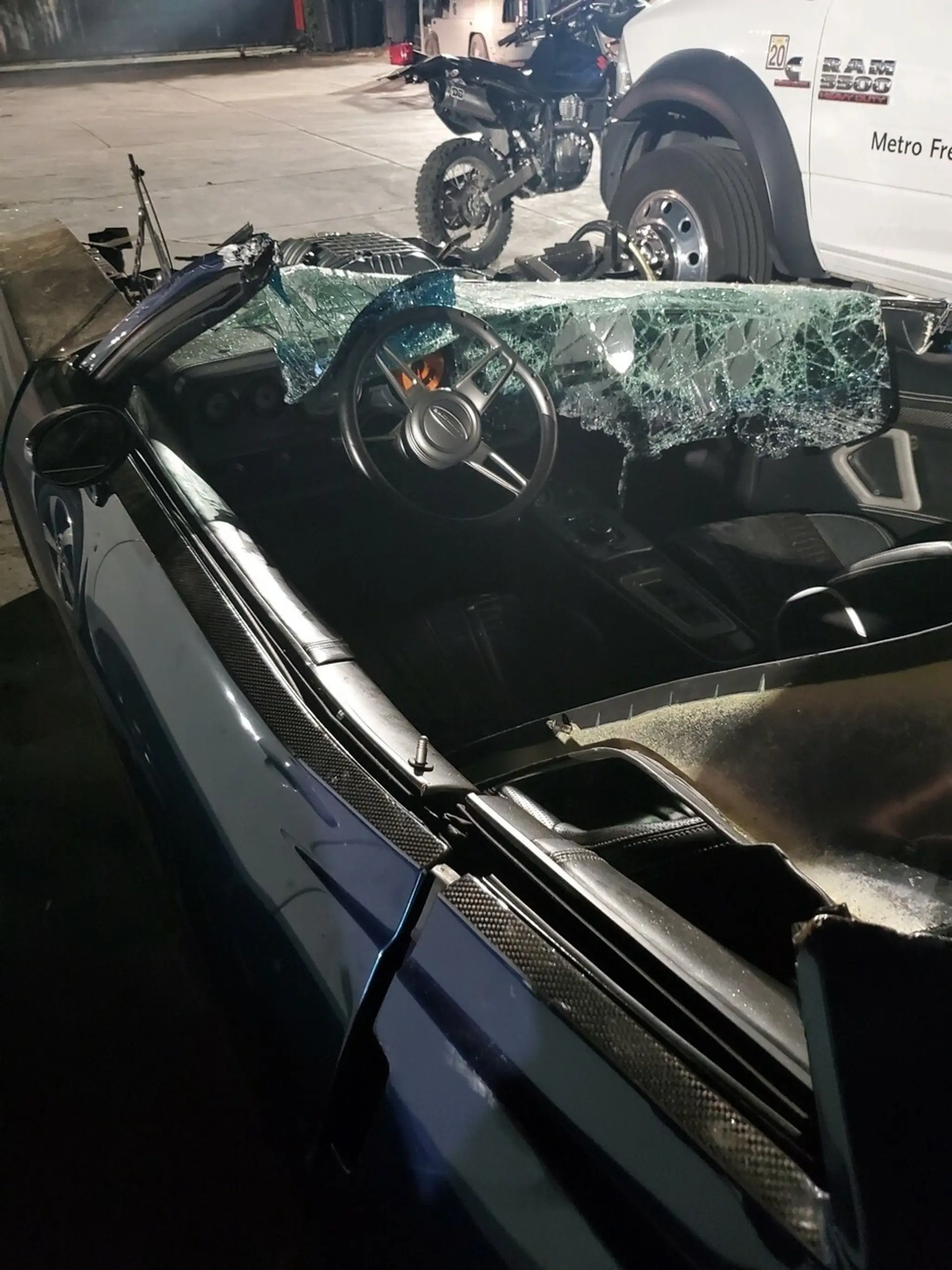 Rozmlátené auto Kevina Harta po autonehode