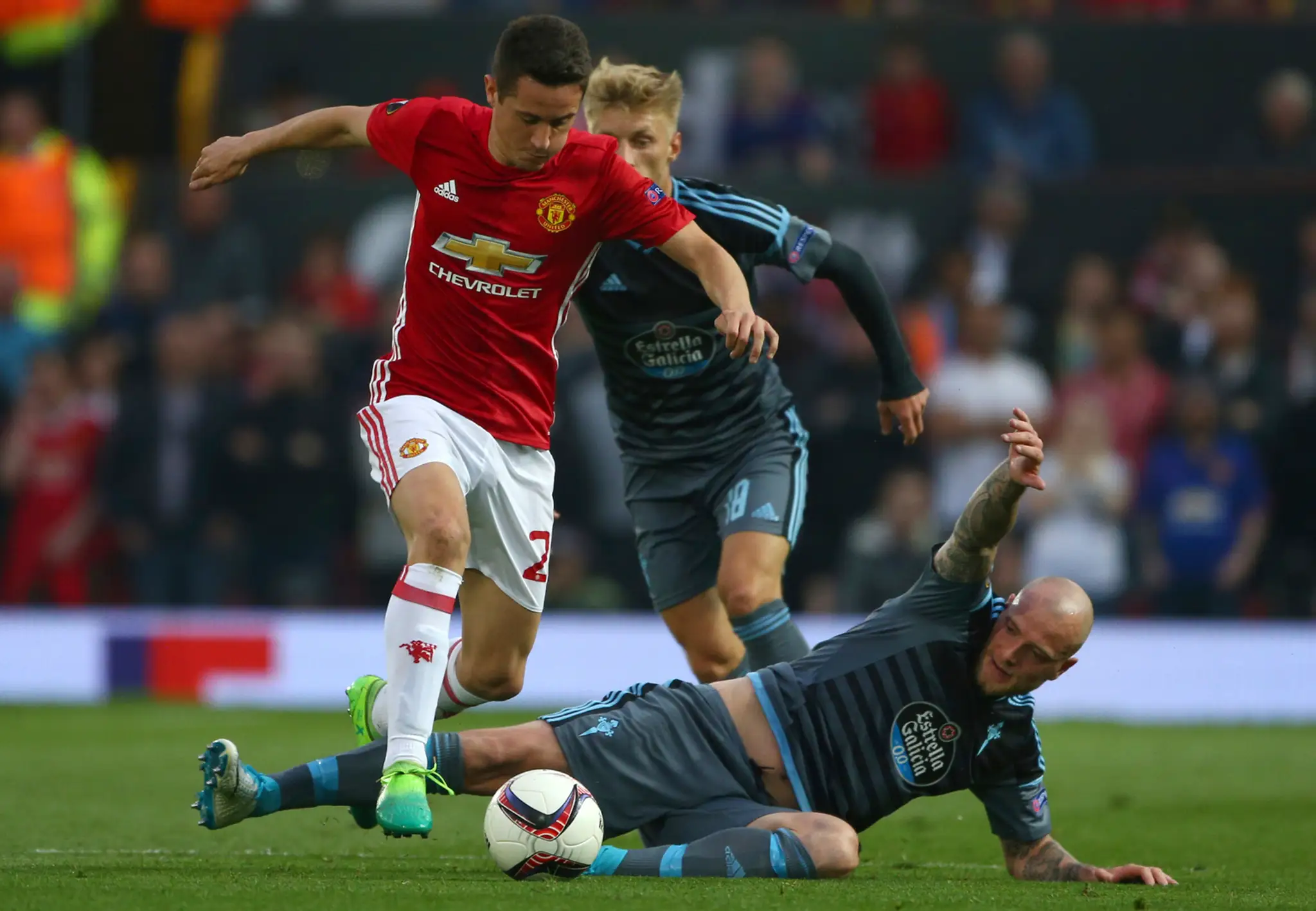 Ander Herrera (vľavo) z ManUtd v súboji o loptu s Johnom Guidettim zo Celty Vigo v odvete semifinále EL.