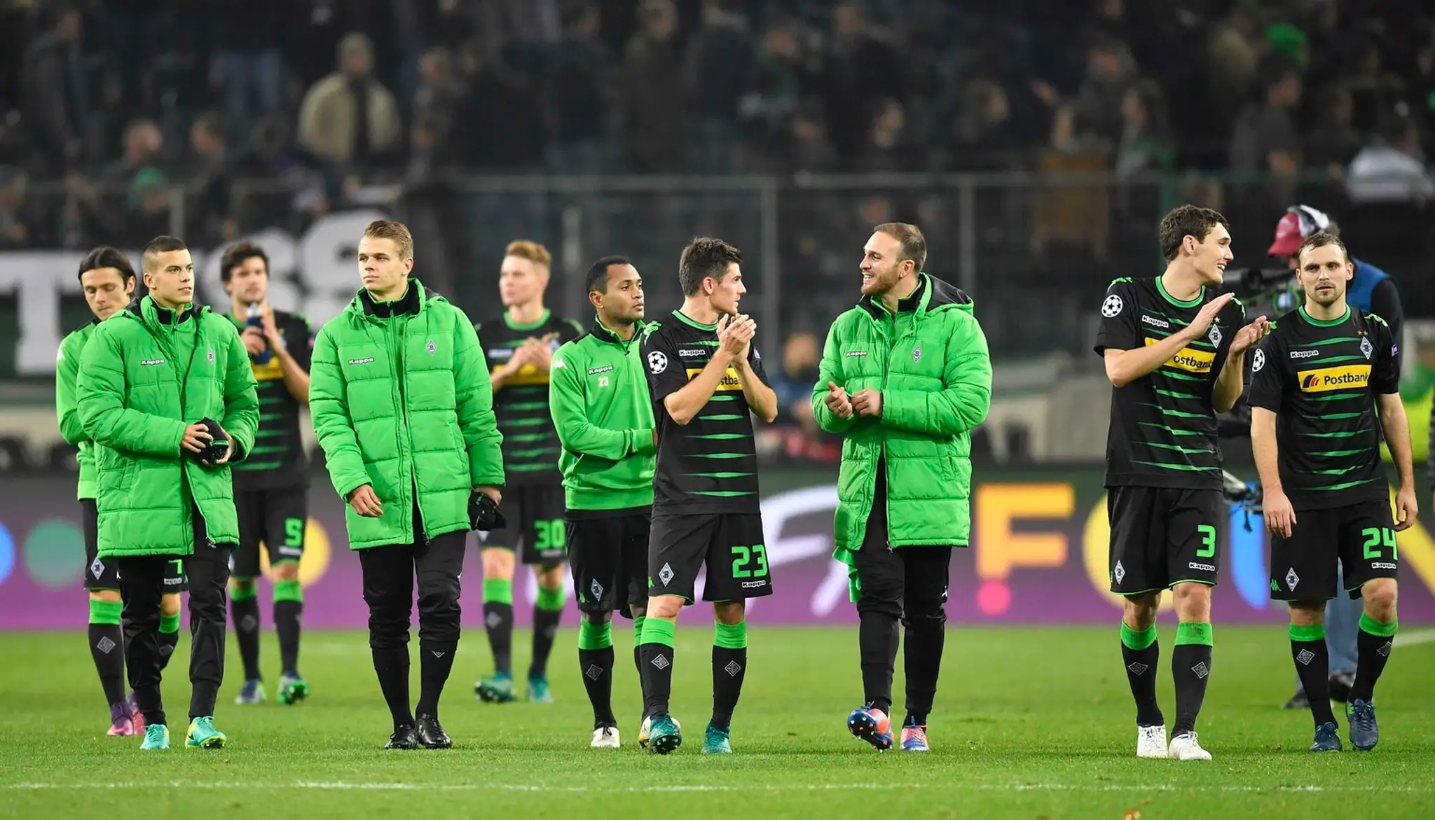 Hráči Borussie Mönchengladbach ďakujú svojim fanúšikom po domácej remíze v dueli LM proti Manchestru City.
