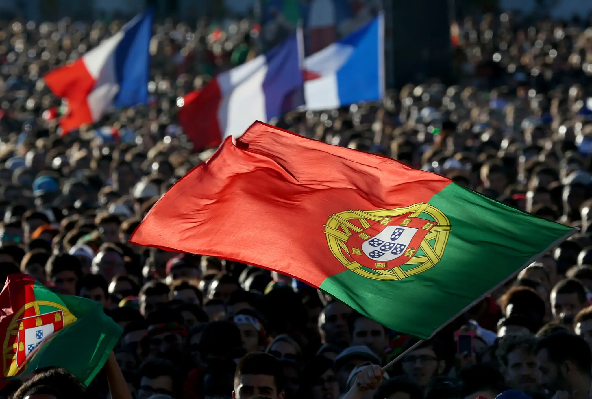 Portugalskí priaznivci vo finále ME proti Francúzsku.