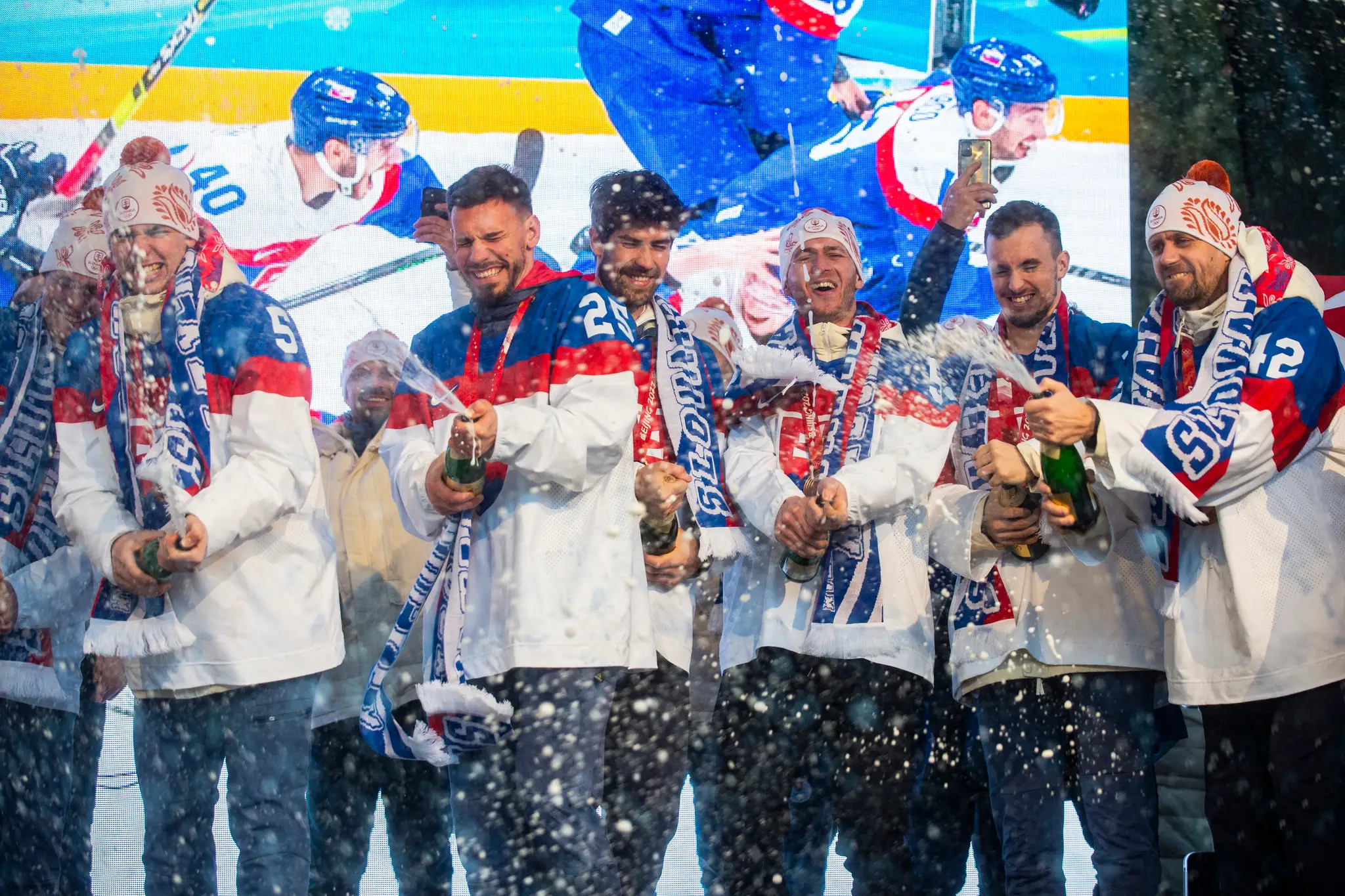 Hokejoví reprezentanti počas osláv bronzu zo ZOH 2022 na Námestí SNP v Bratislave.