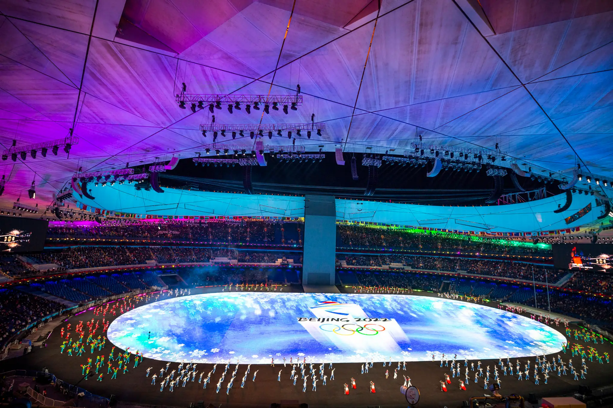 Účastníci vystupujú pred otváracím ceremoniálom ZOH 2022.
