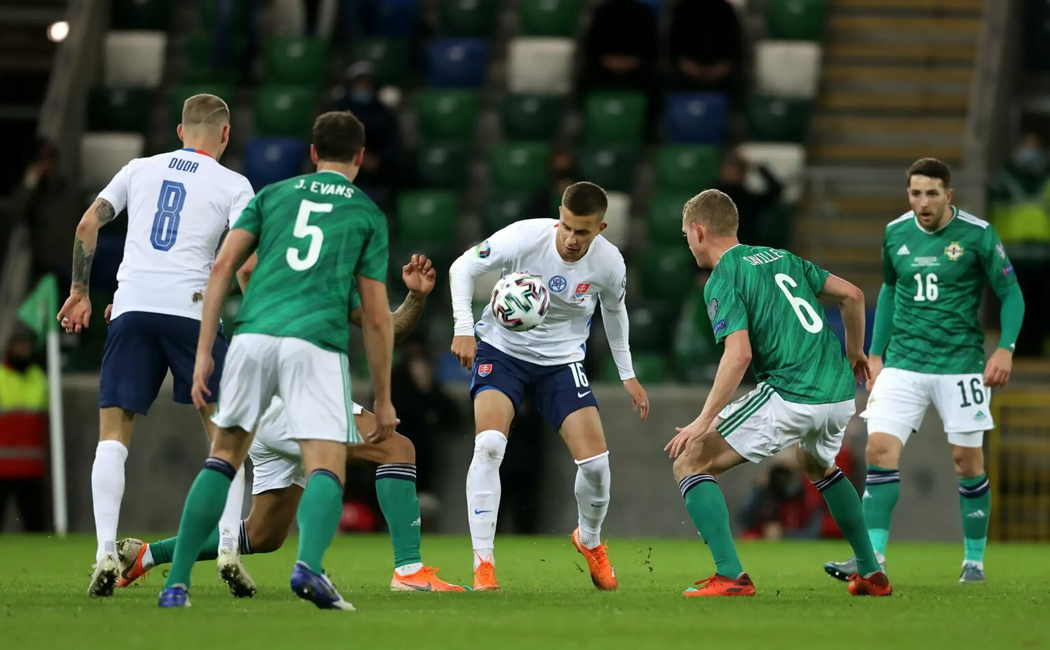 Zľava Milan Škriniar a Severoír Niall McGinn bojujú o loptu vo finále baráže EURO 2020.